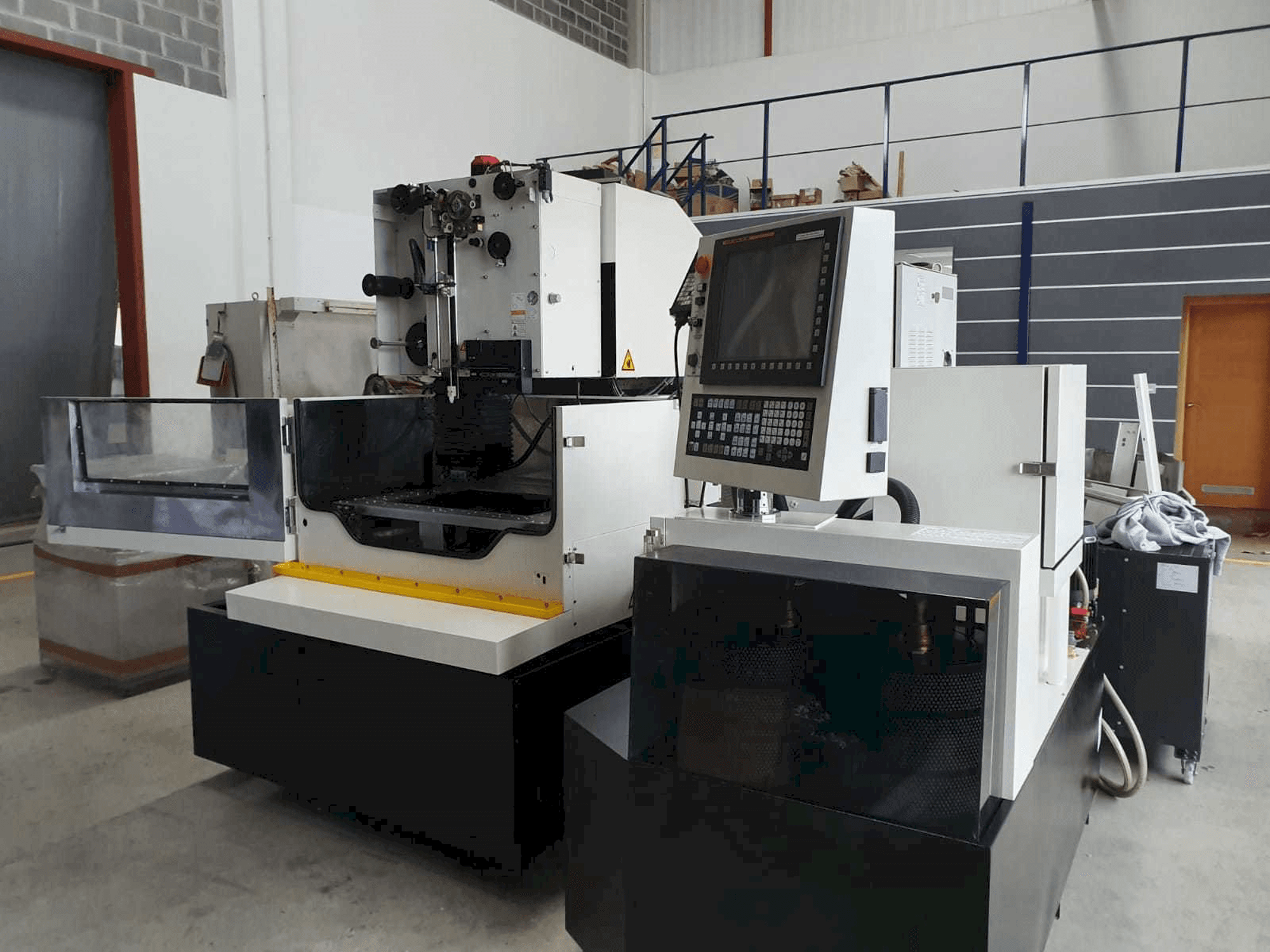 Mašīnas FANUC Robocut α-1iE pretskats