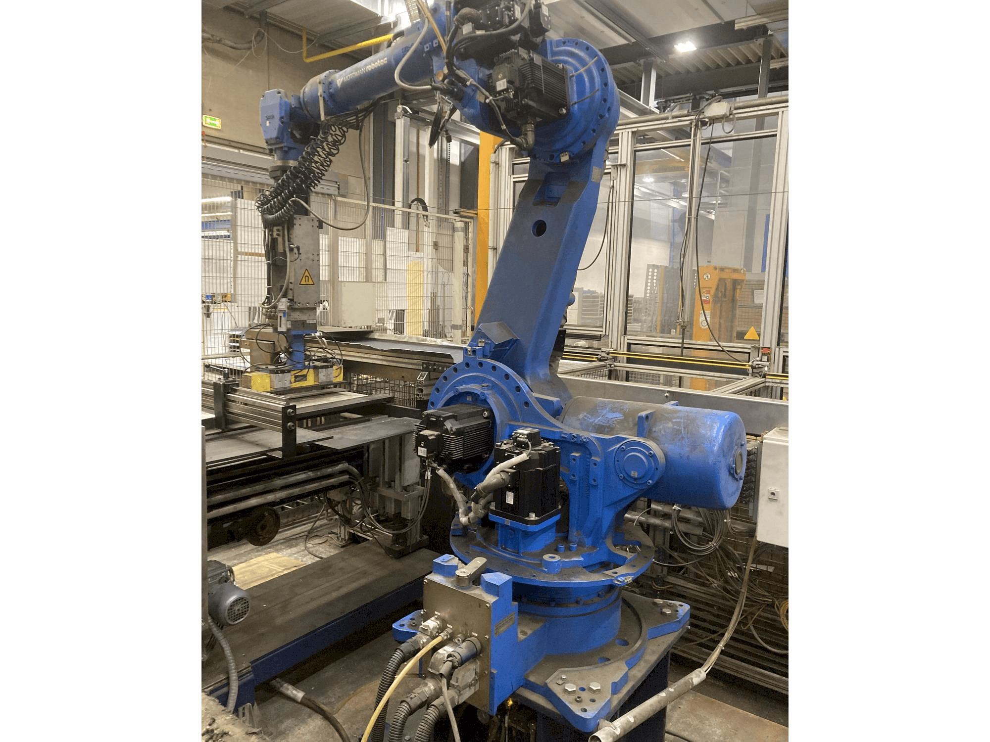 Mašīnas Yaskawa Motoman ES165 pretskats
