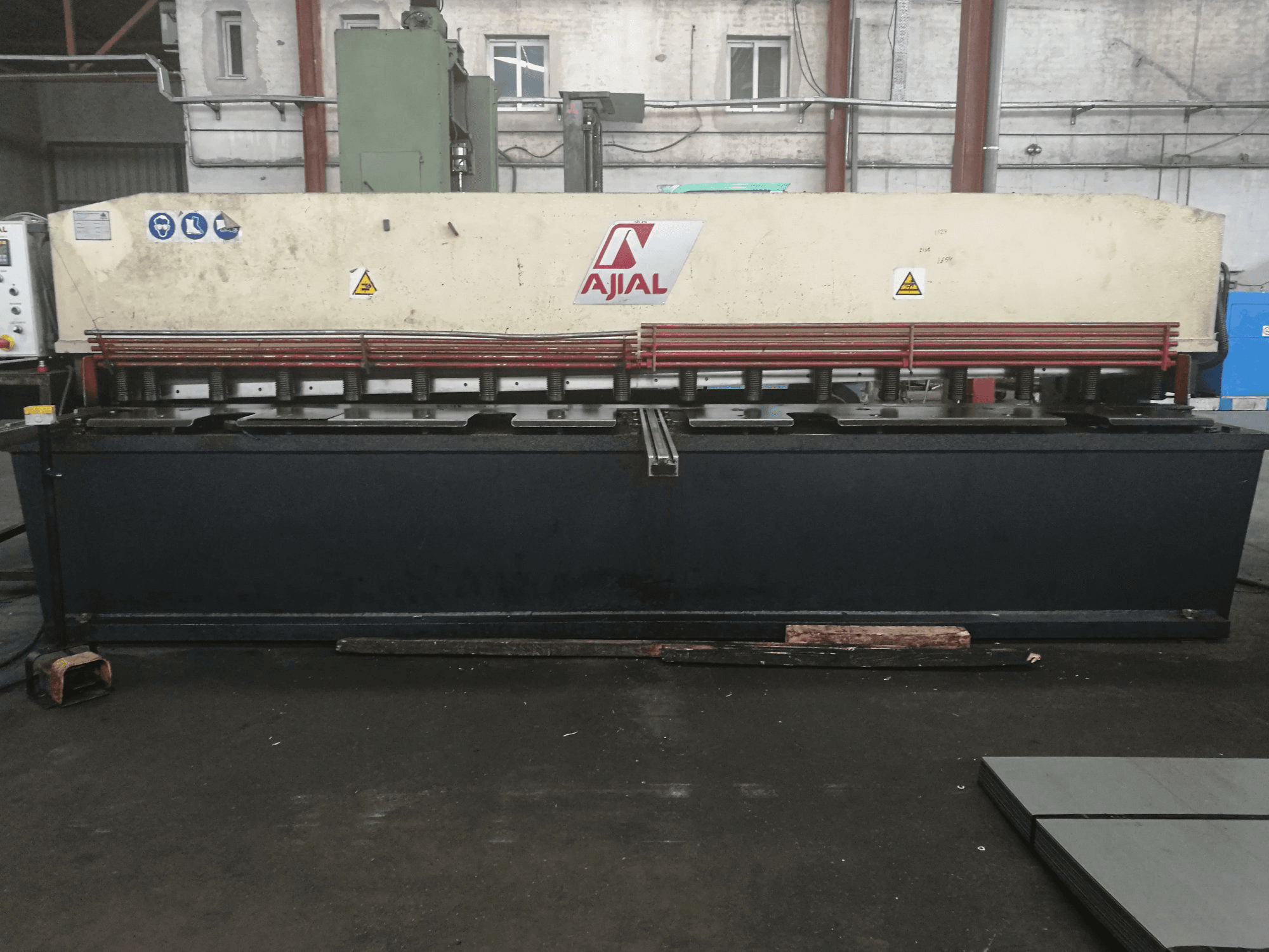 Mašīnas Ajial CB-640 pretskats