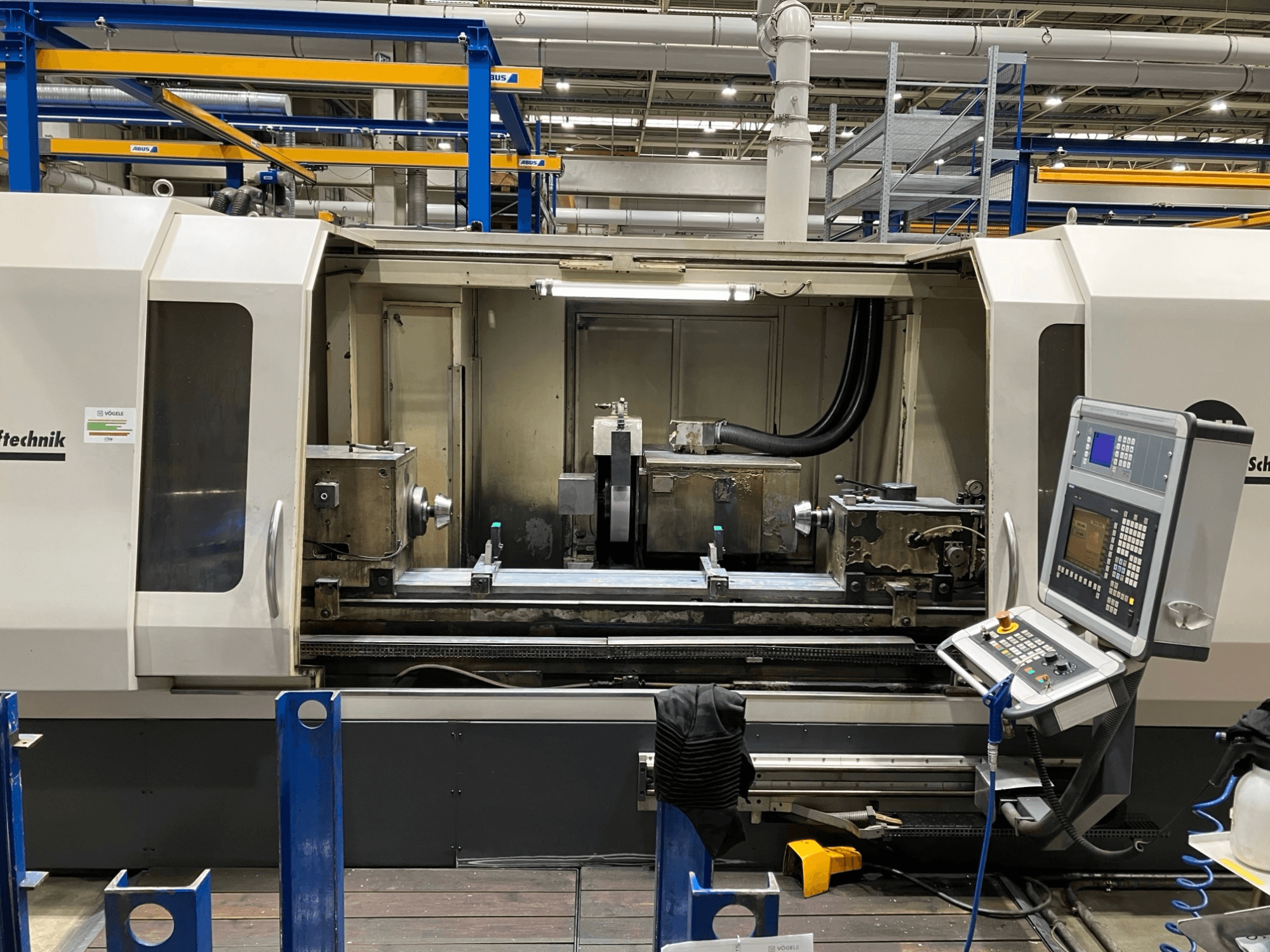 GEIBEL & HOTZ RS 2000 CM-DS cilindriskās slīpmašīnas, priekšējais skats, kurā redzams vadības panelis un slīpēšanas zona.