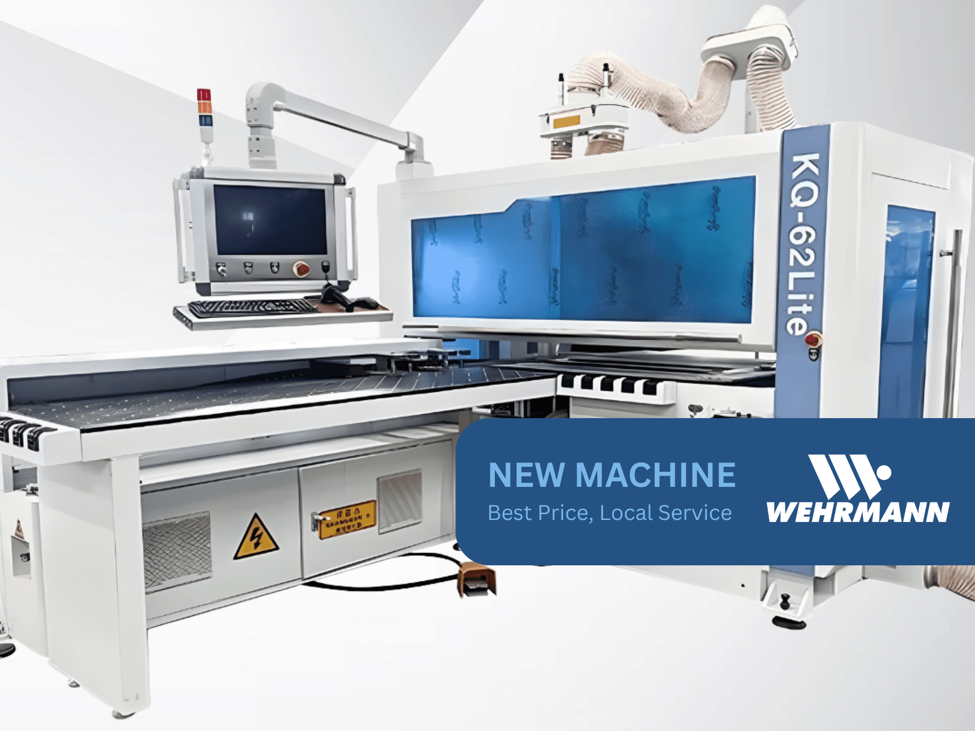 Wehrmann KQ-62Lite CNC mašīna, skats no priekšpuses, ar digitālo displeju, vadības paneli un konveijera lenti ar drošības brīdinājuma zīmēm.