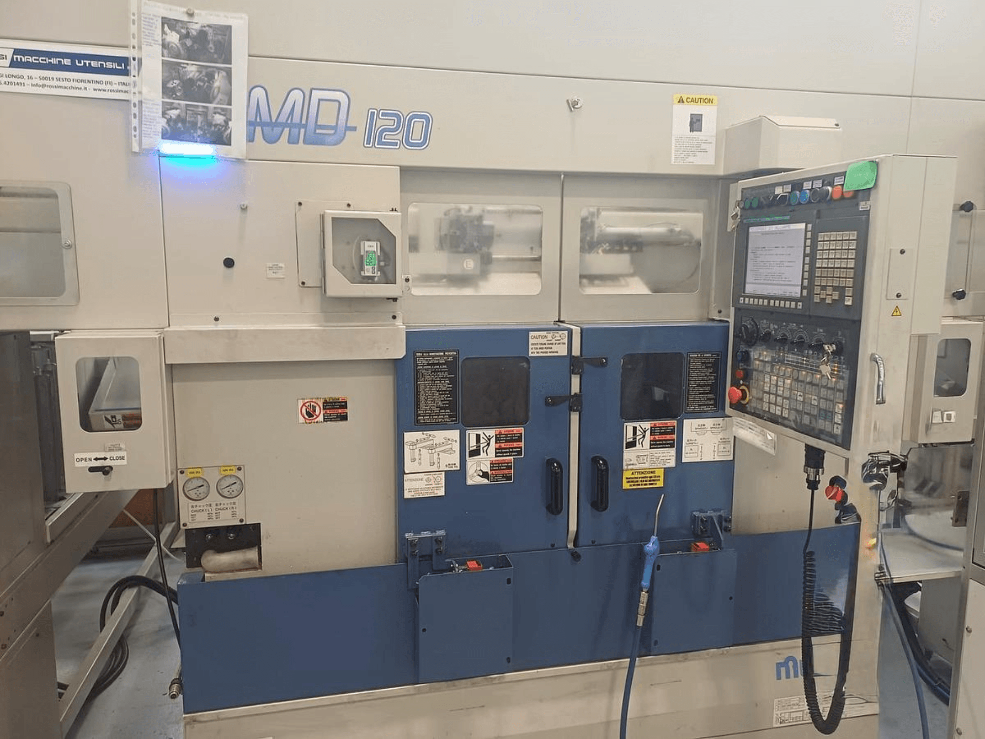 Horizontālās virpošanas iekārta MURATEC MD 120, priekšējais skats, kurā redzams vadības panelis, durvis un spiediena mērinstrumenti.