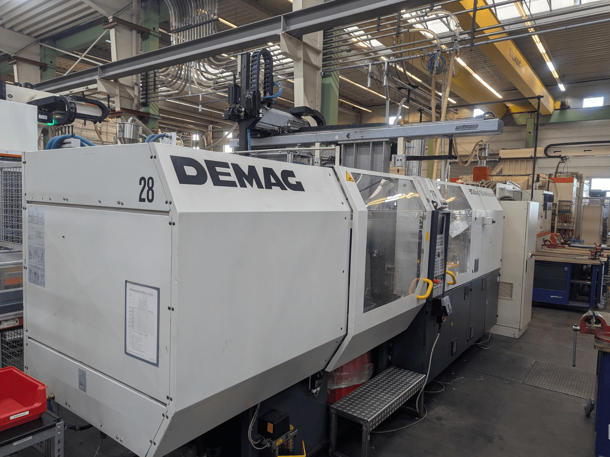 DEMAG ERGOTECH 1500-840 hidrauliskās iesmidzināšanas iekārtas priekšējais skats, kurā redzamas vadības un drošības funkcijas.