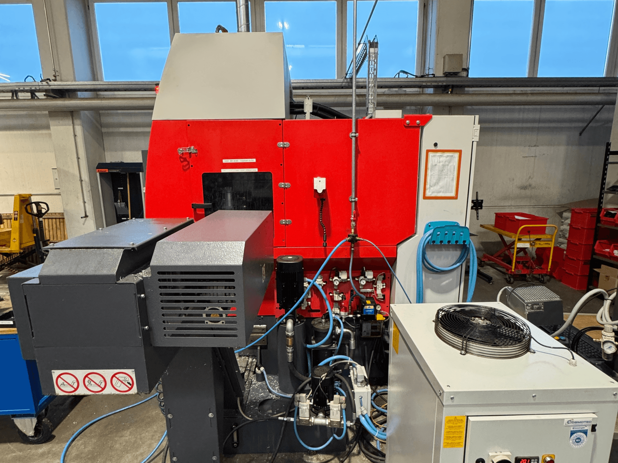 EMCO MAXXMILL 350 vertikālais apstrādes centrs, priekšējais skats, kurā redzamas sarežģītas iekārtas un vadības paneļa detaļas.