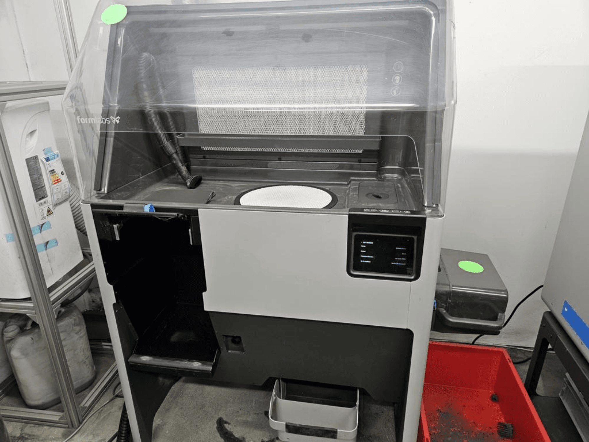 FORMLABS Fuse 1 + 30W plastmasas 3D printeris, skats no priekšpuses, kurā redzamas skārienjūtīgā ekrāna vadības pogas un noņemamais paplātes.