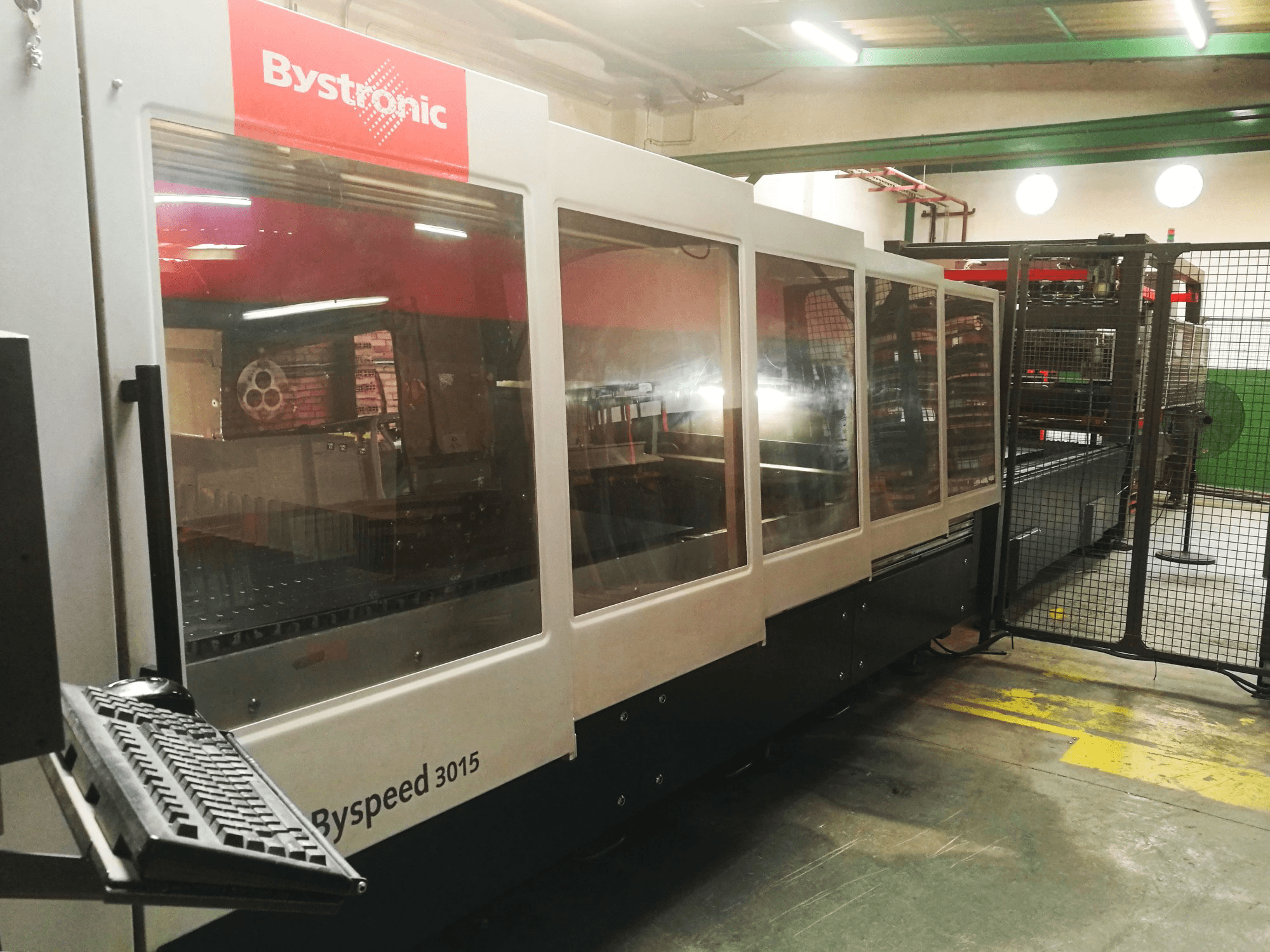 Mašīnas Bystronic Byspeed 3015 skats no labās puses