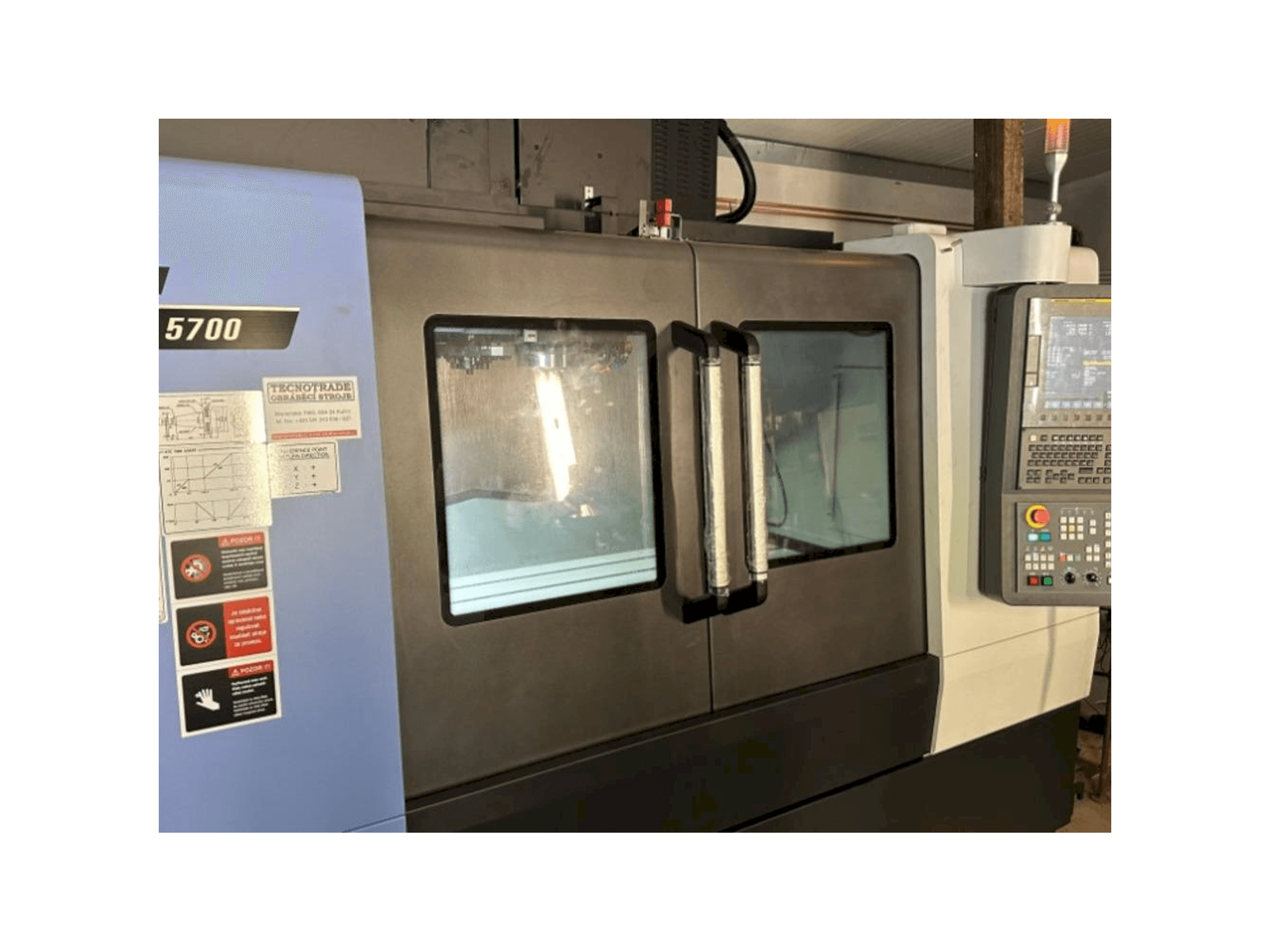Mašīnas DOOSAN DNM 5700 pretskats