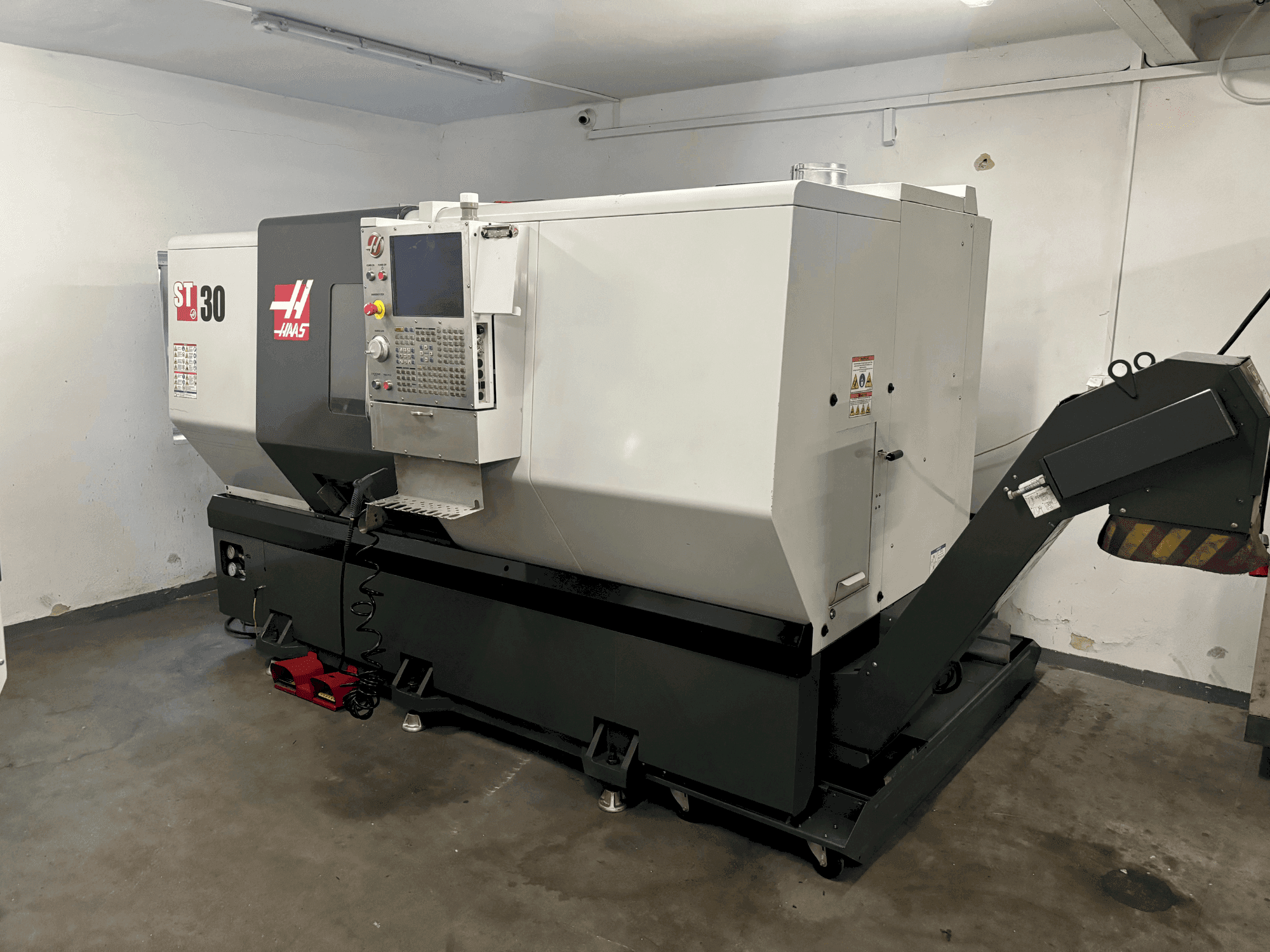Mašīnas HAAS ST-30 pretskats
