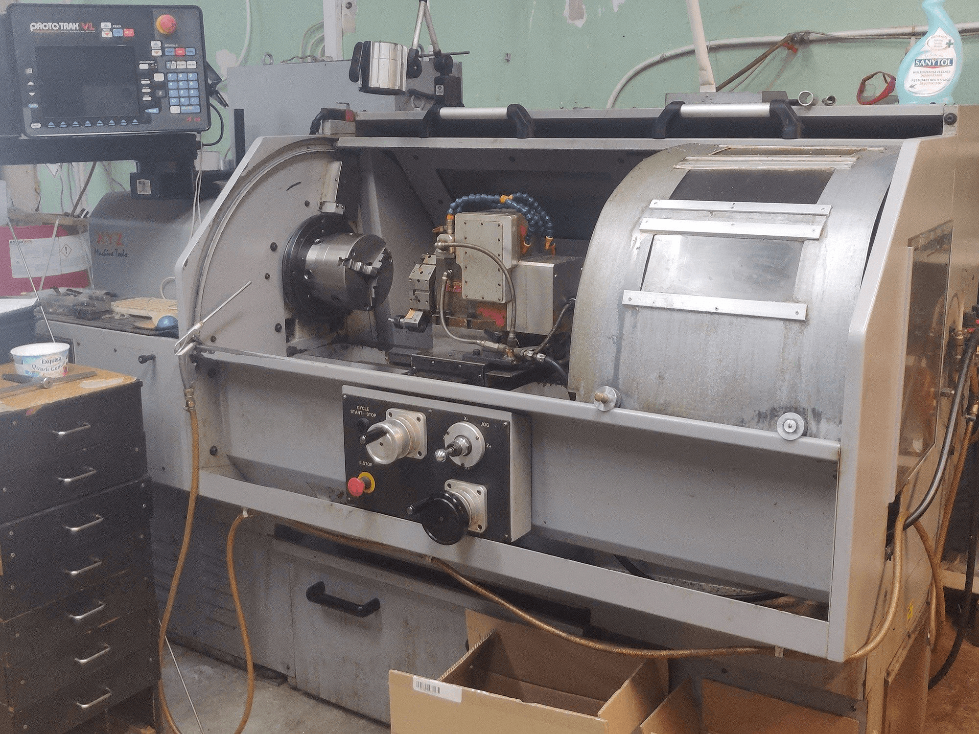 Mašīnas XYZ VL355 kreisās malas skats