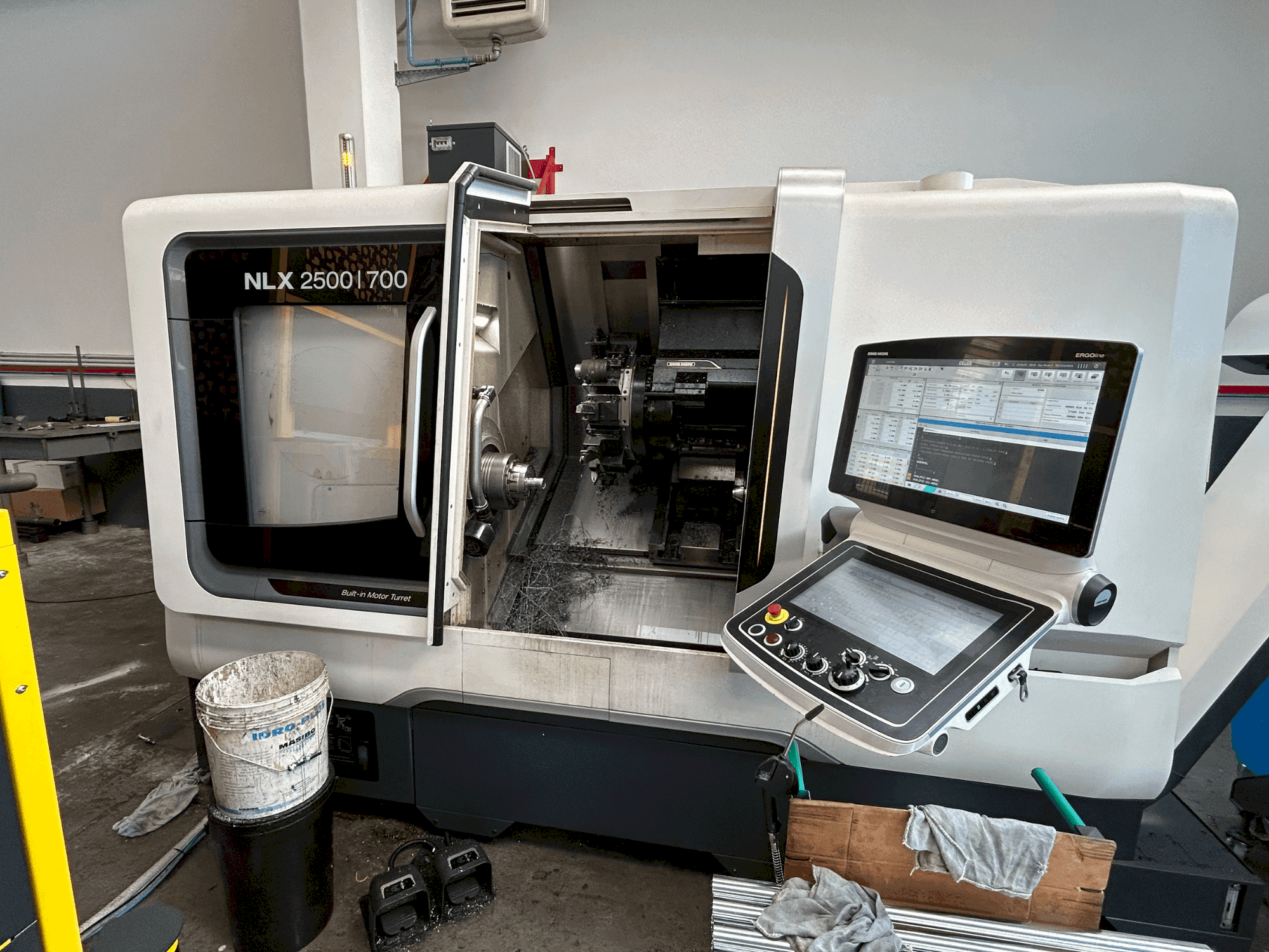 Mašīnas DMG MORI NLX 2500 Y / 700 pretskats