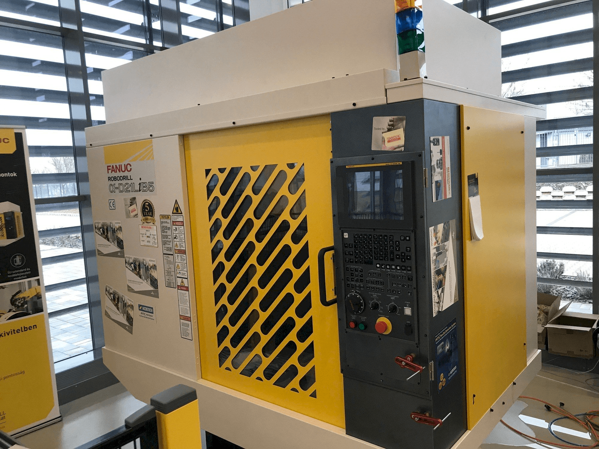 Mašīnas FANUC Robodrill Alpha D21LIB5 pretskats