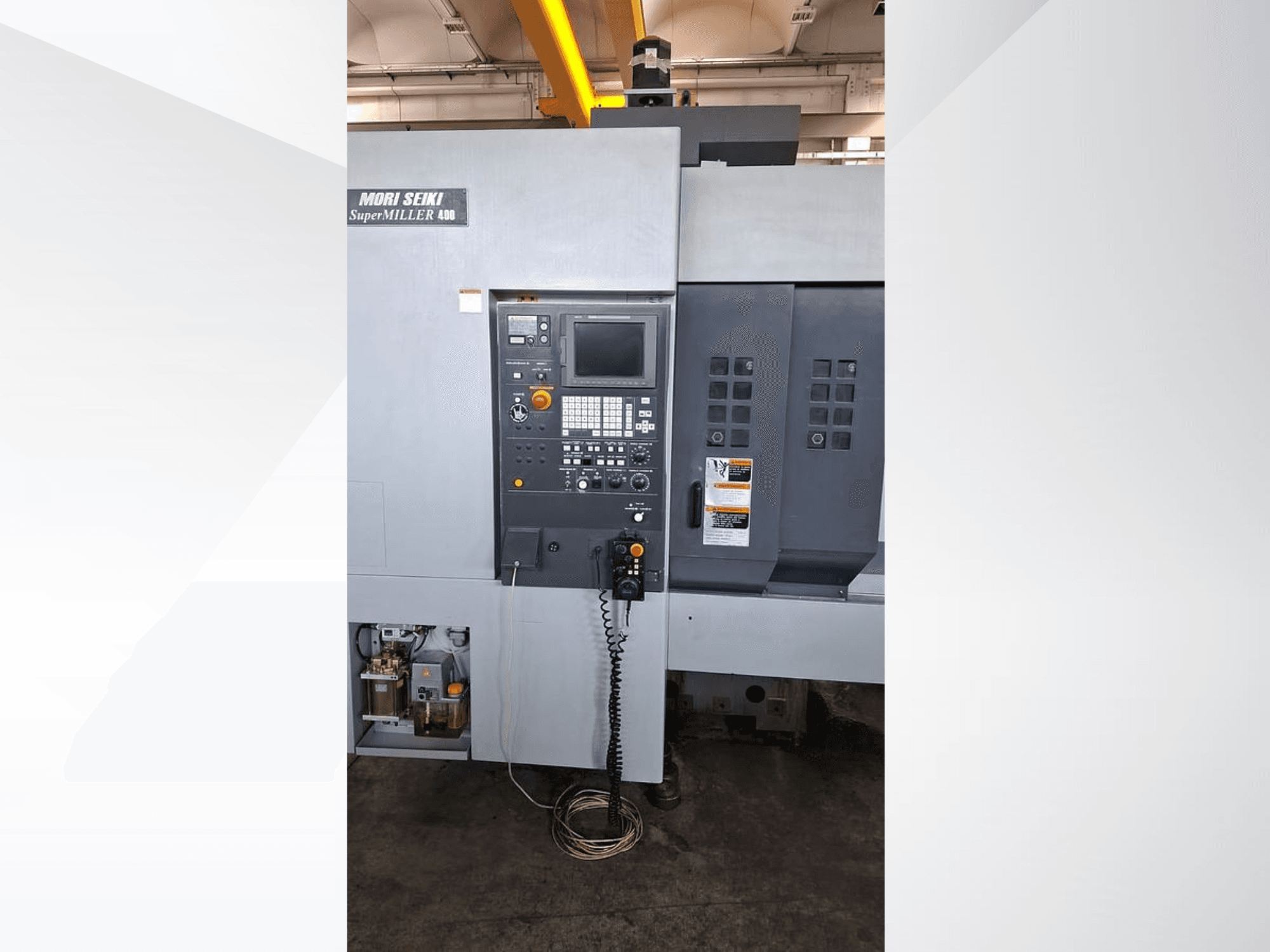 MORI SEIKI ZV 400 SUPER MILLER vertikālais apstrādes centrs, priekšējais skats ar vadības paneli un vadības pogām.