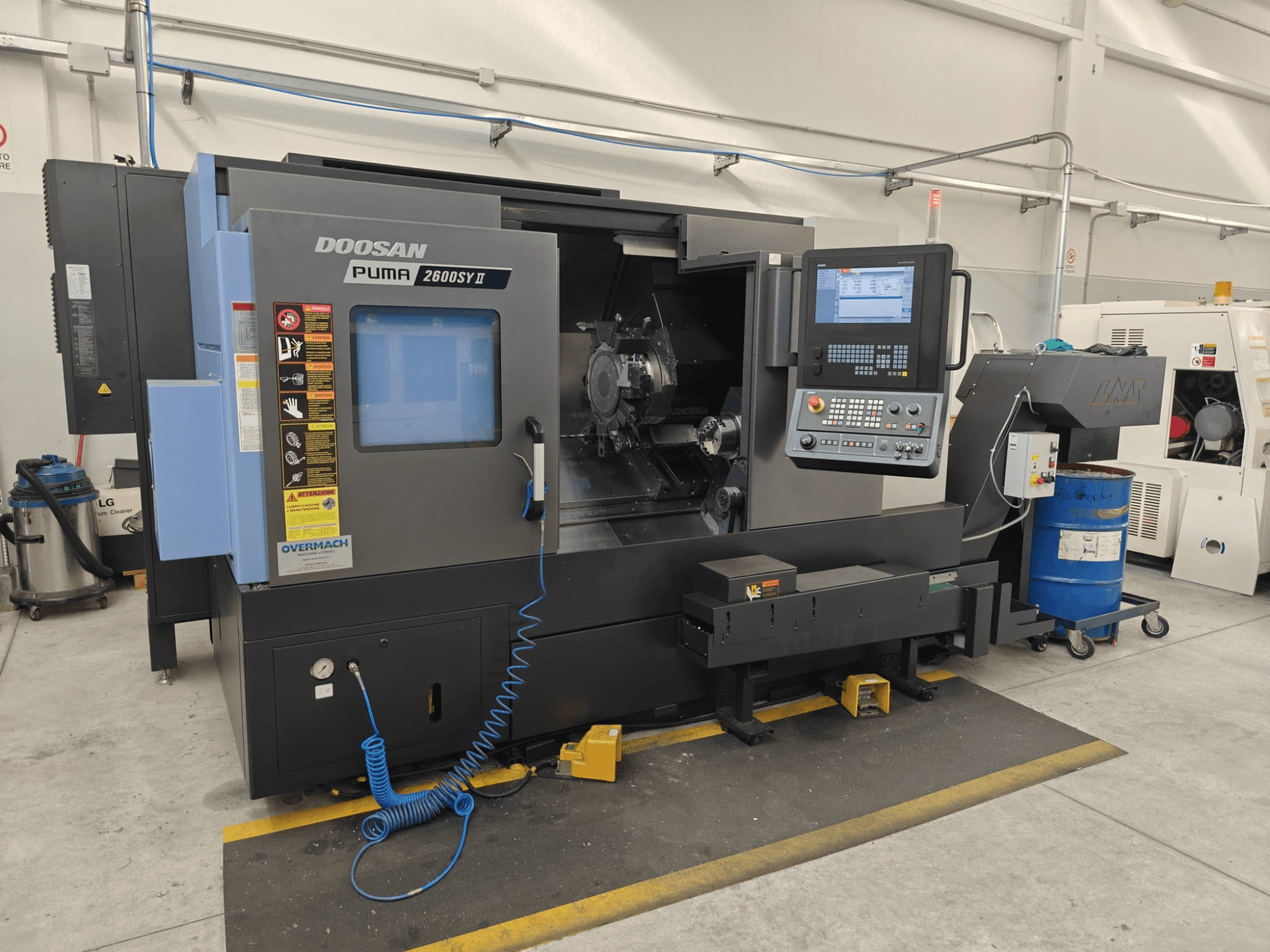 DOOSAN Puma 2600 SY II horizontālā virpošanas mašīna, skats no priekšpuses, kurā redzams vadības panelis un darbības indikatori.
