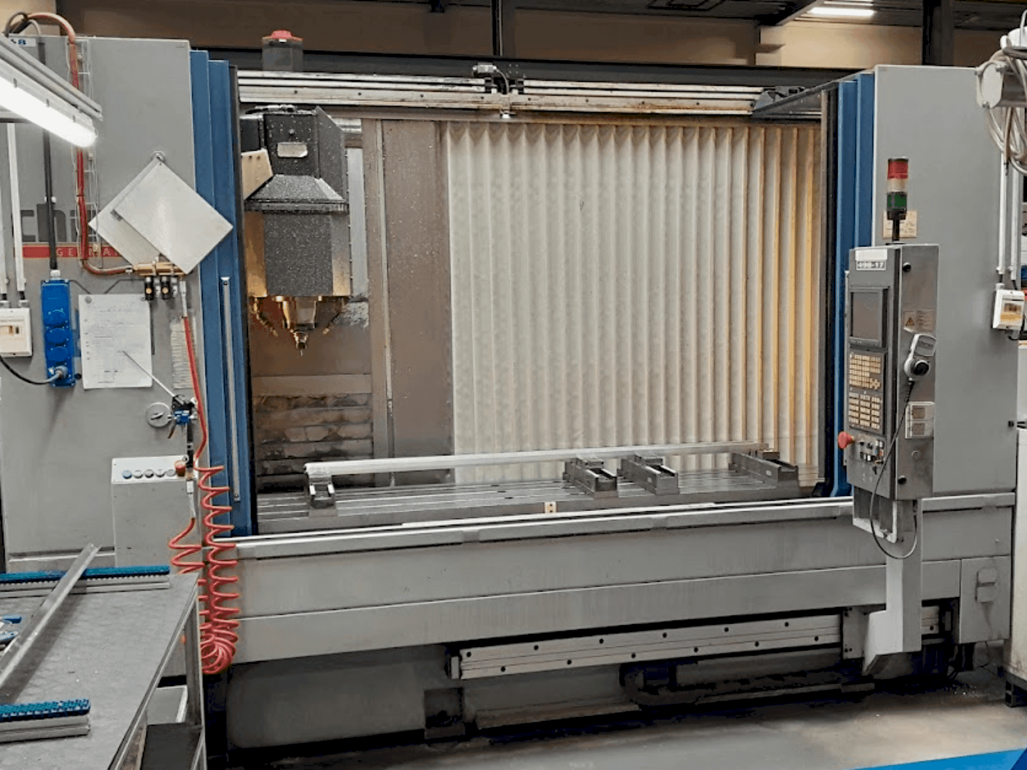 Mašīnas CHIRON MILL 2000 pretskats