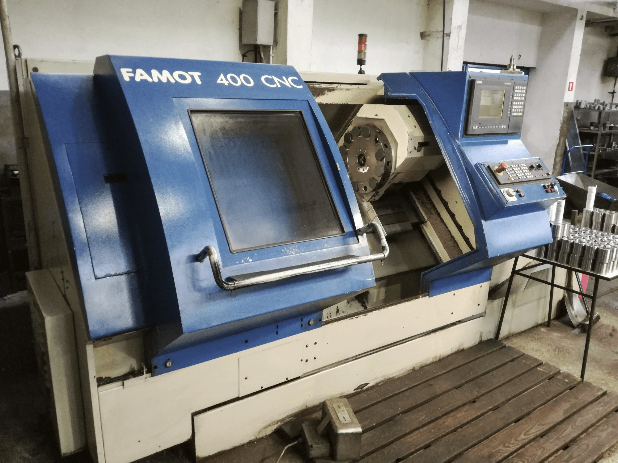 Mašīnas FAMOT CNC 400 skats no kreisās puses