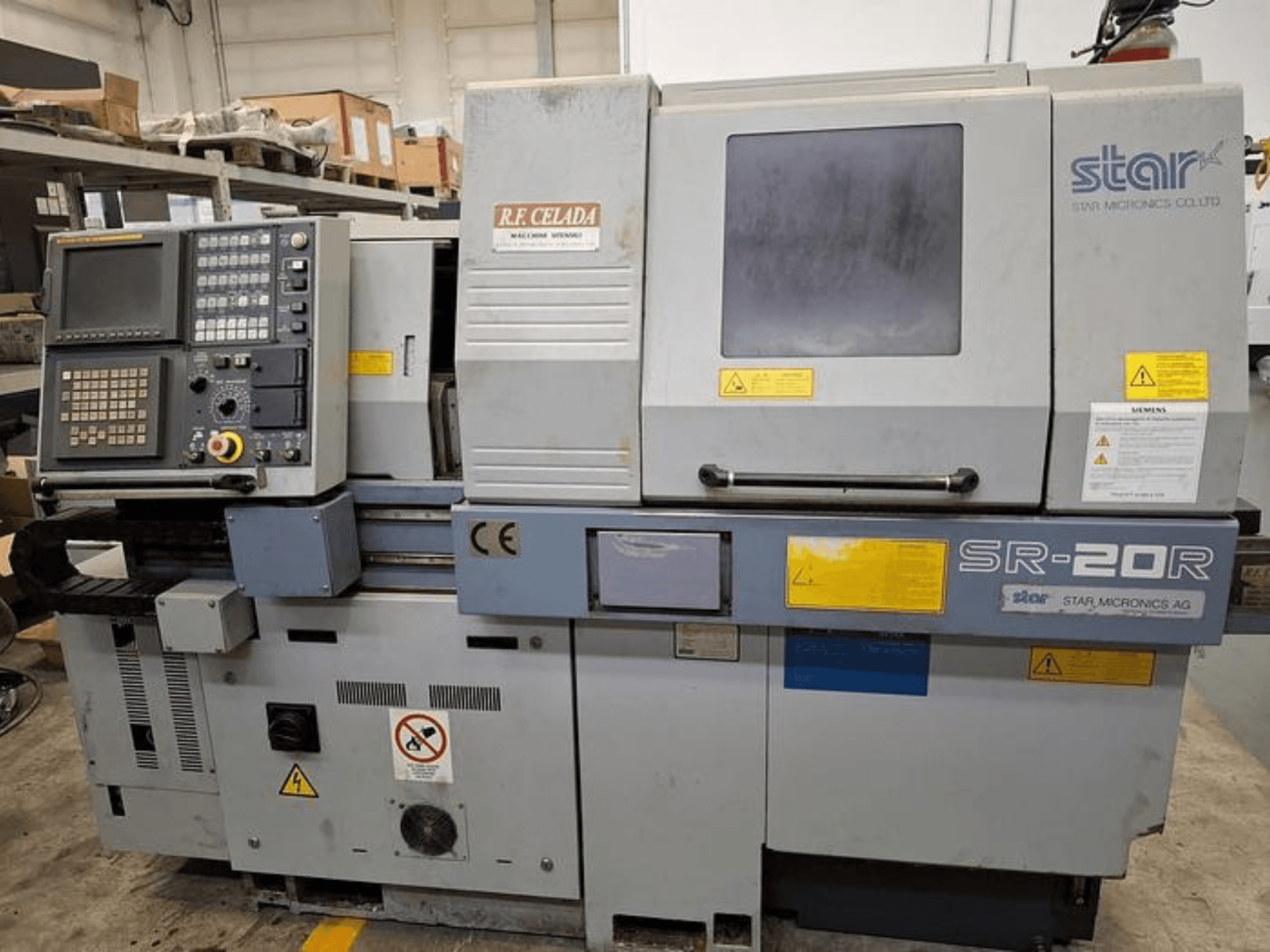 CNC virpa Star SR-20R ar vadības paneli, skats no priekšpuses, ar vadības pogām, ekrānu un drošības uzlīmēm.