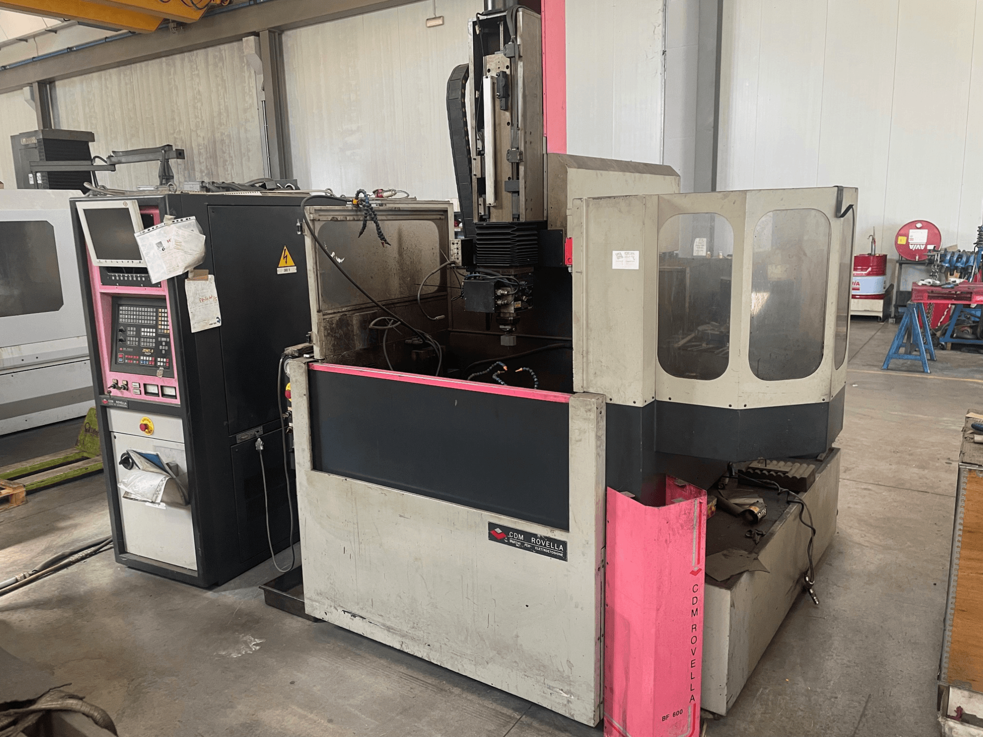 CDM Rovella BF 800 apstrādes centrs, sānu skats, kurā redzams vadības panelis, putekļu vāks un rūpnieciskais iestatījums.