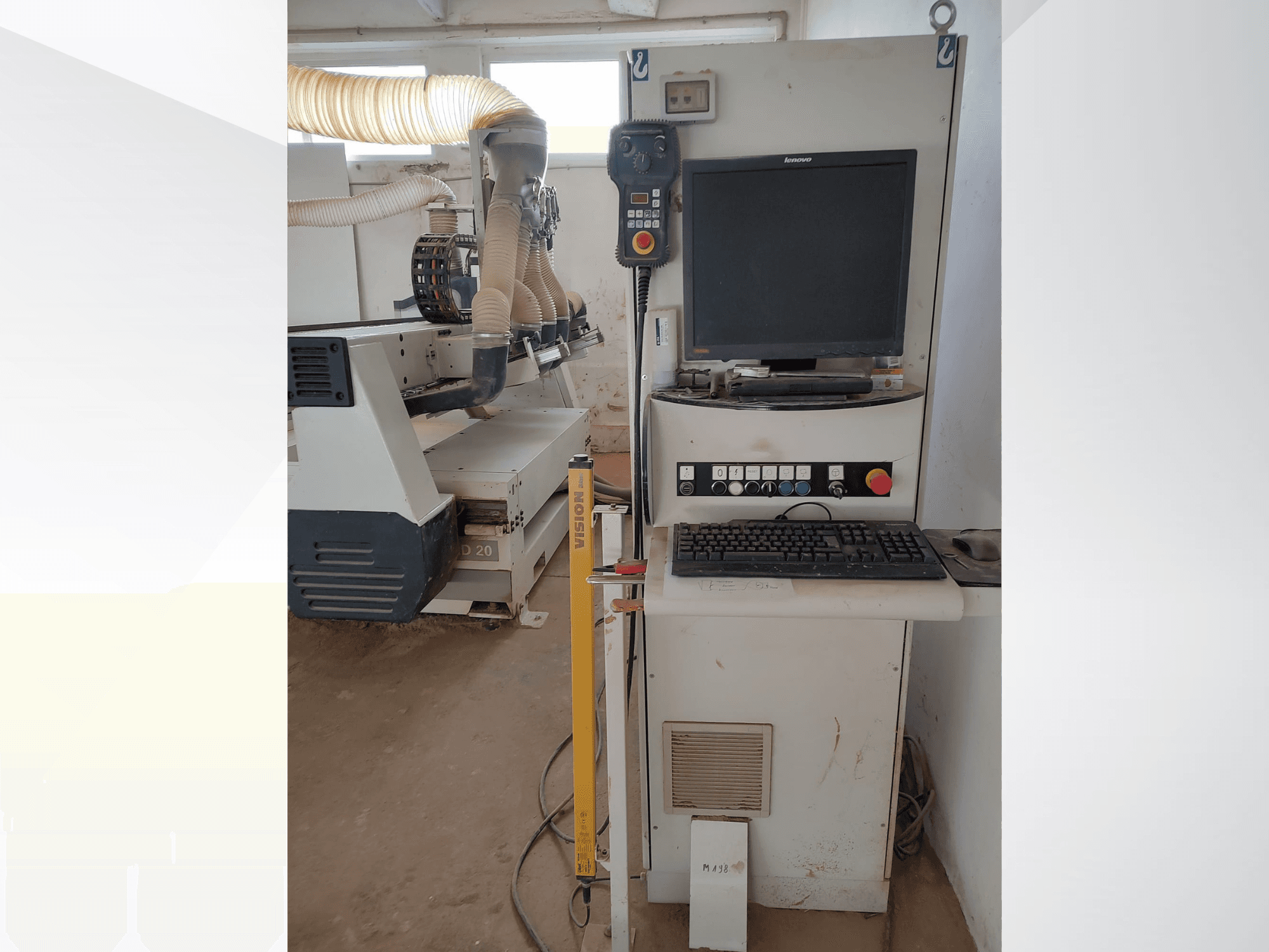 CNC frēzētājs SCM ACCORD 20 darbnīcā, priekšējais skats ar redzamu vadības paneli, monitoru un putekļu nosūces sistēmu.