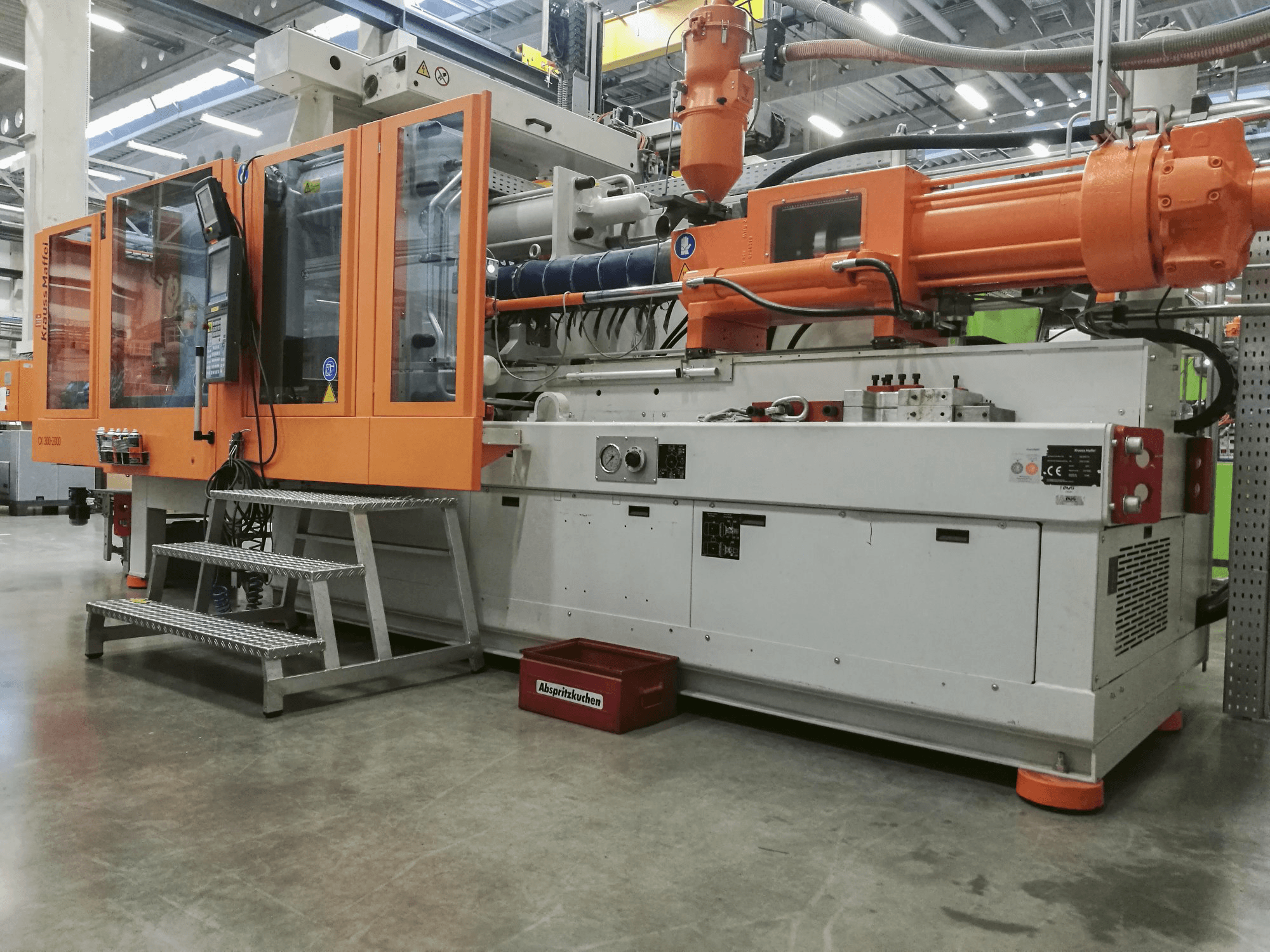 Mašīnas Krauss Maffei 300-2000 CX skats no labās puses