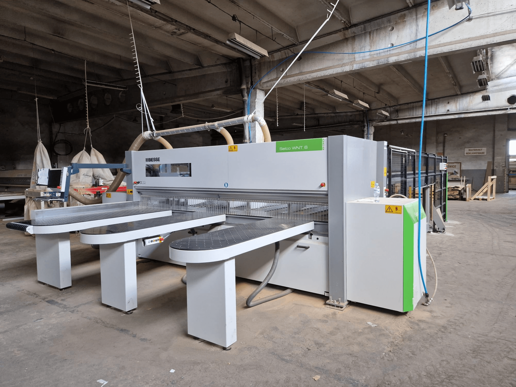 Biesse Selco WNT 6 paneļzāģis rūpnīcā, priekšējais skats, kurā redzami pievienotie asmeņi un vadības panelis.