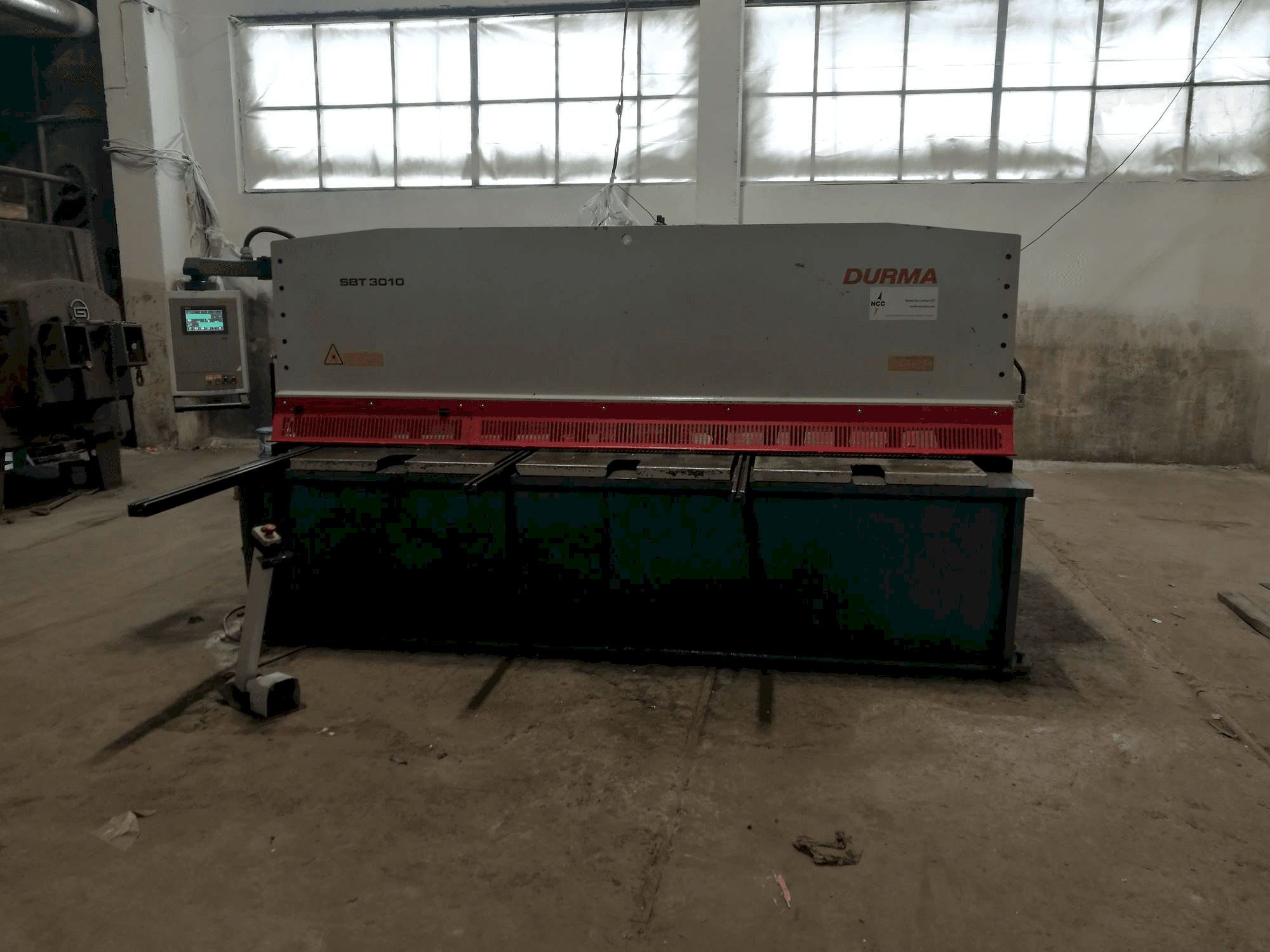 Mašīnas Durma SBT 3010 pretskats
