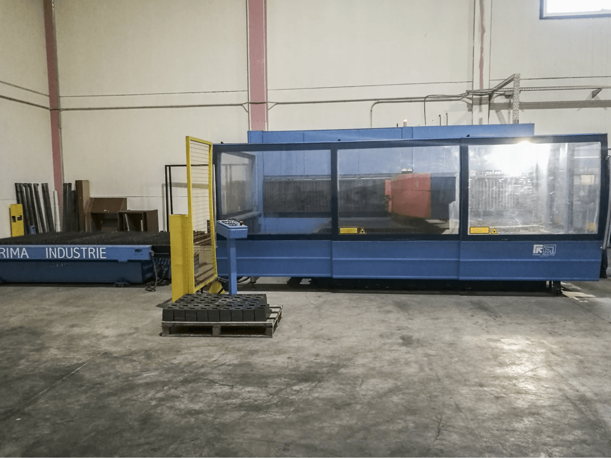 Mašīnas Prima Power Platino 1530 labās malas skats