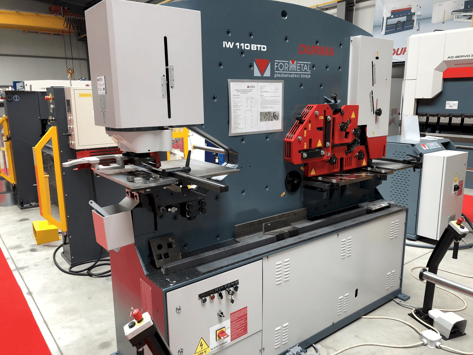 Mašīnas Durma IW 110/180 BTD skats no kreisās puses