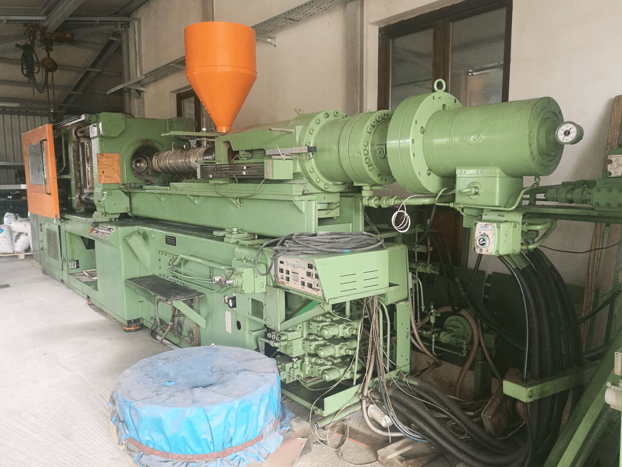 Mašīnas Krauss Maffei 350S-2120 skats no labās puses