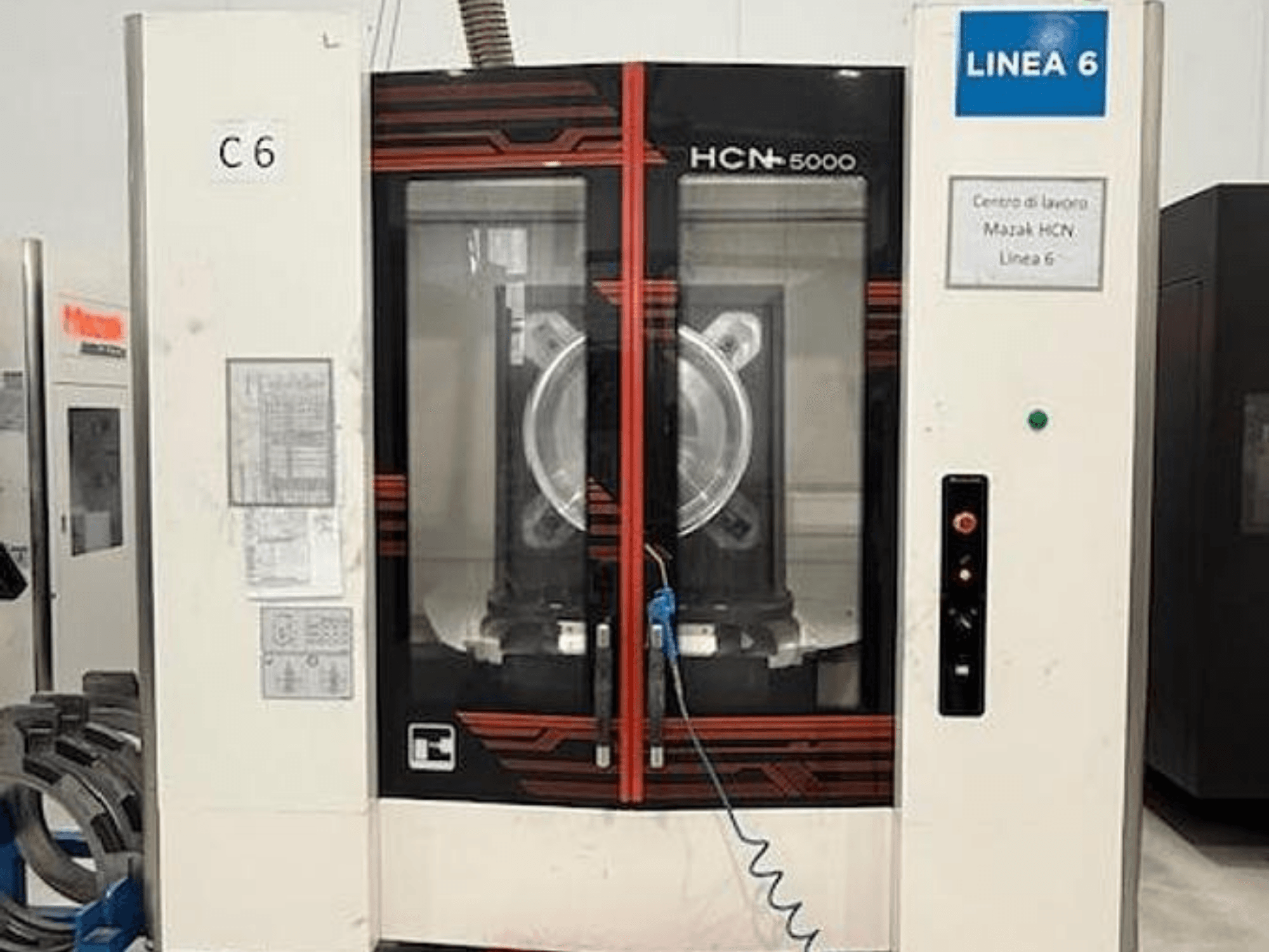 Mazak HCN-5000 horizontālais apstrādes centrs — skats no priekšpuses, kurā redzams vadības panelis, plašā vārpstas zona un darba zonas detaļas.