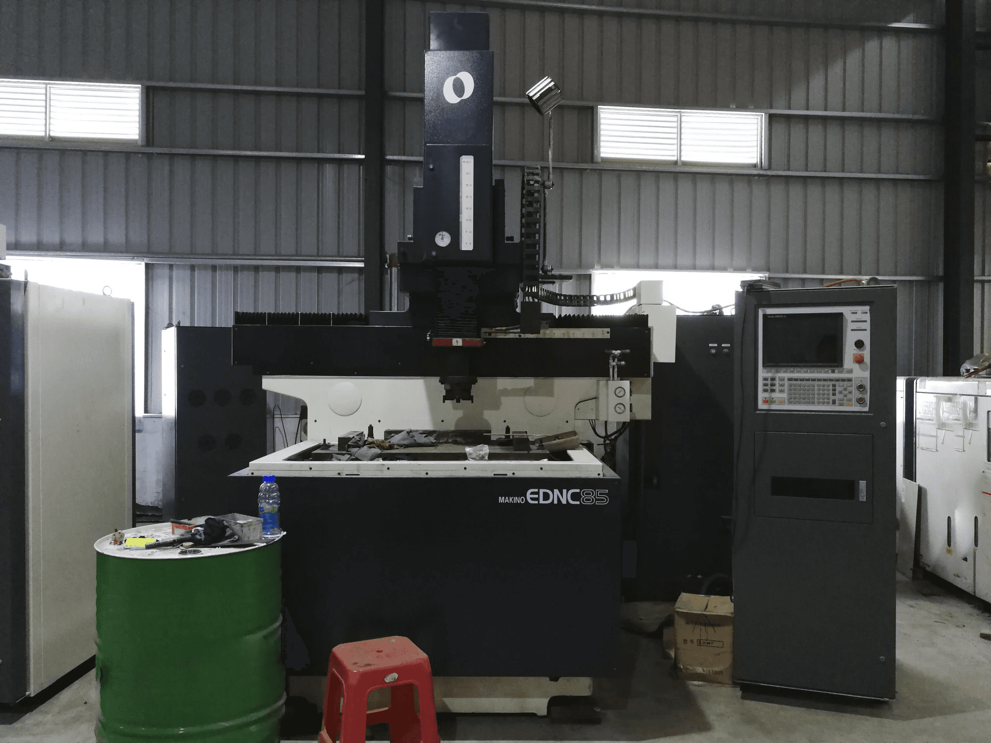 Mašīnas Makino EDNC85 pretskats