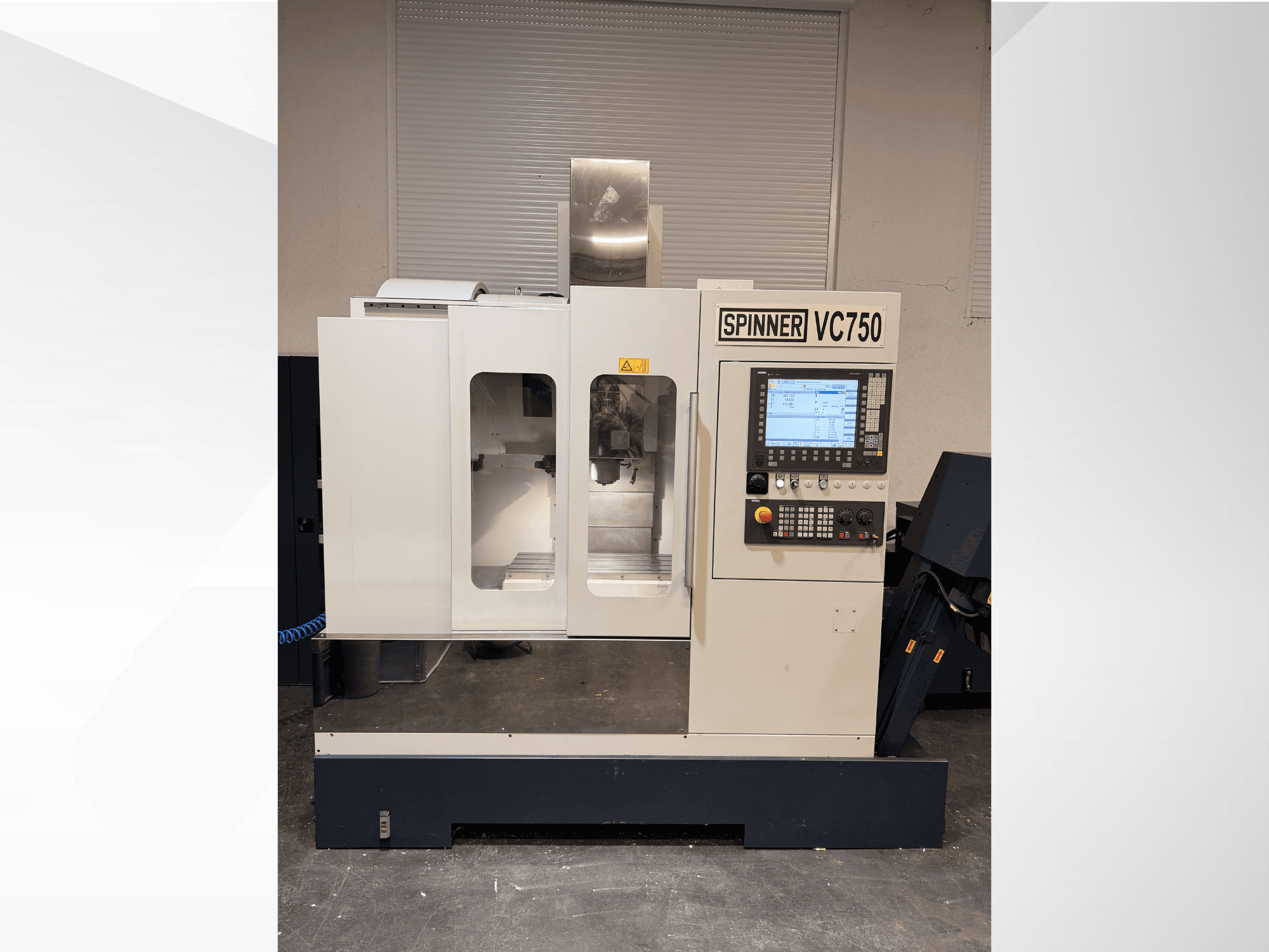 Spinner VC750 CNC darbgalds priekšpusē ar vadības paneli, apstrādes zonu un dzesēšanas sistēmu.