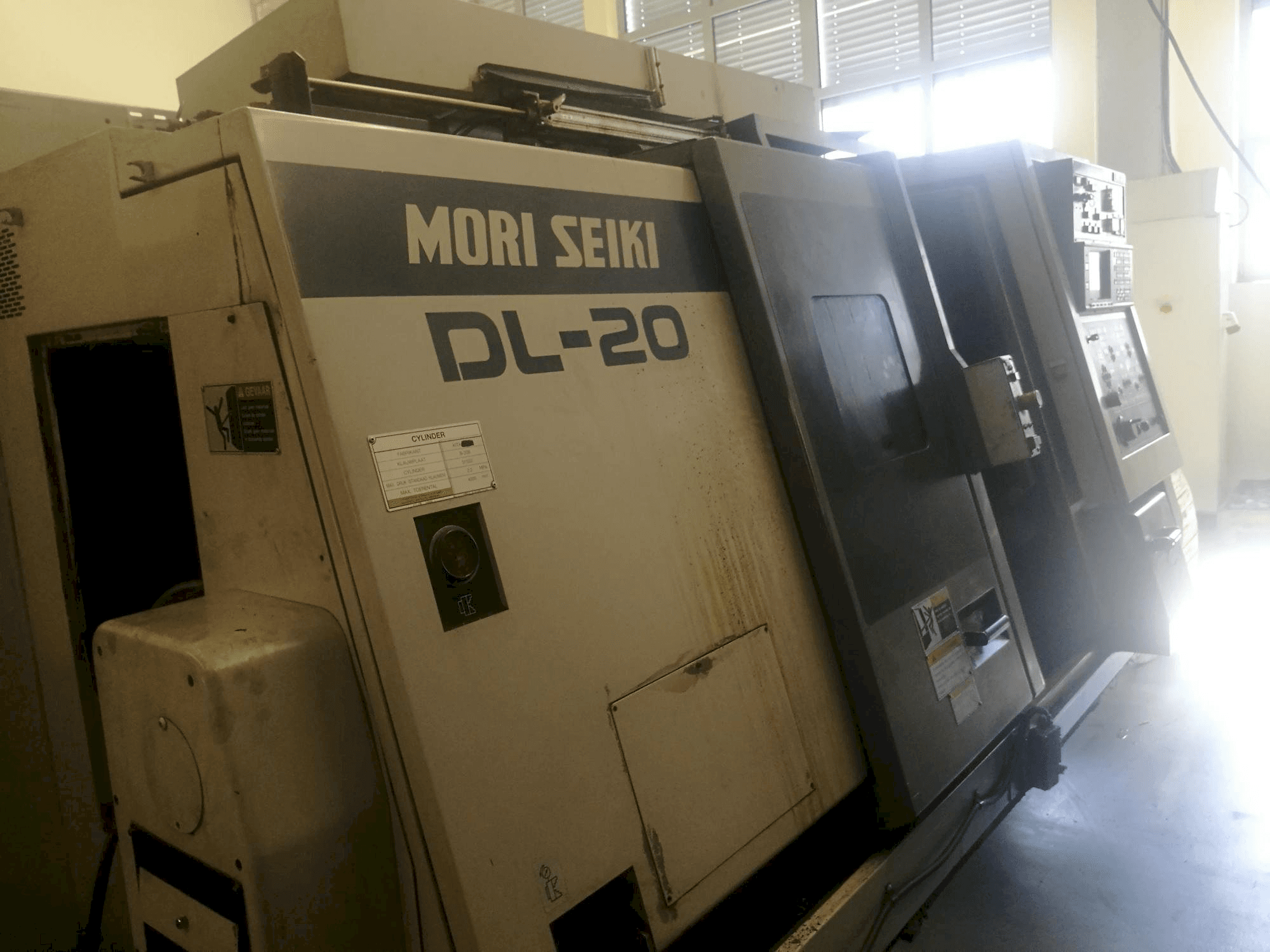 Mašīnas MORI SEIKI DL 20 MC kreisās malas skats