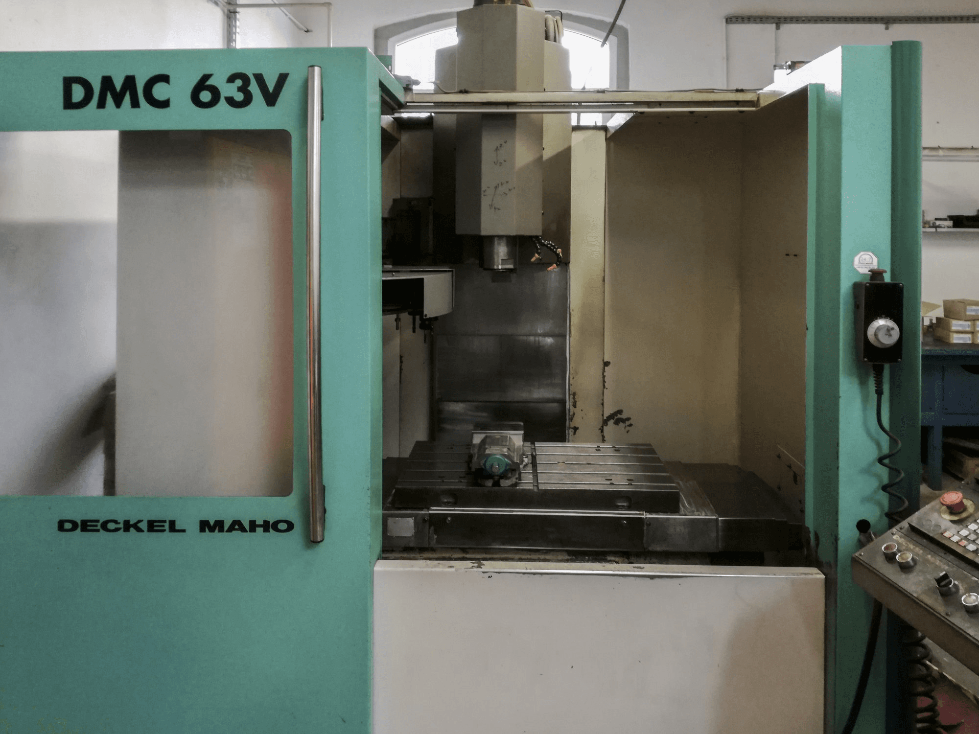 Mašīnas Deckel Maho Gildemeister DMC 63 V pretskats