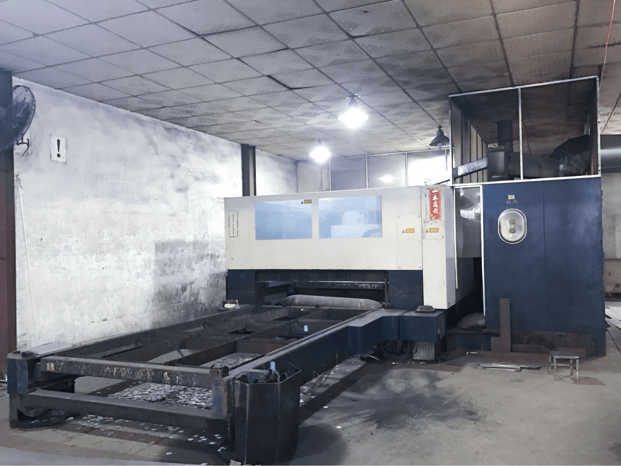 Mašīnas Trumpf TruLaser 3030 skats no labās puses