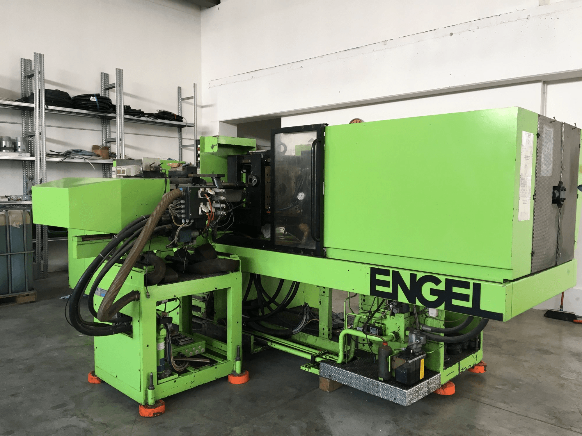 Mašīnas ENGEL ES 600H/330L/125H-2F skats no labās puses