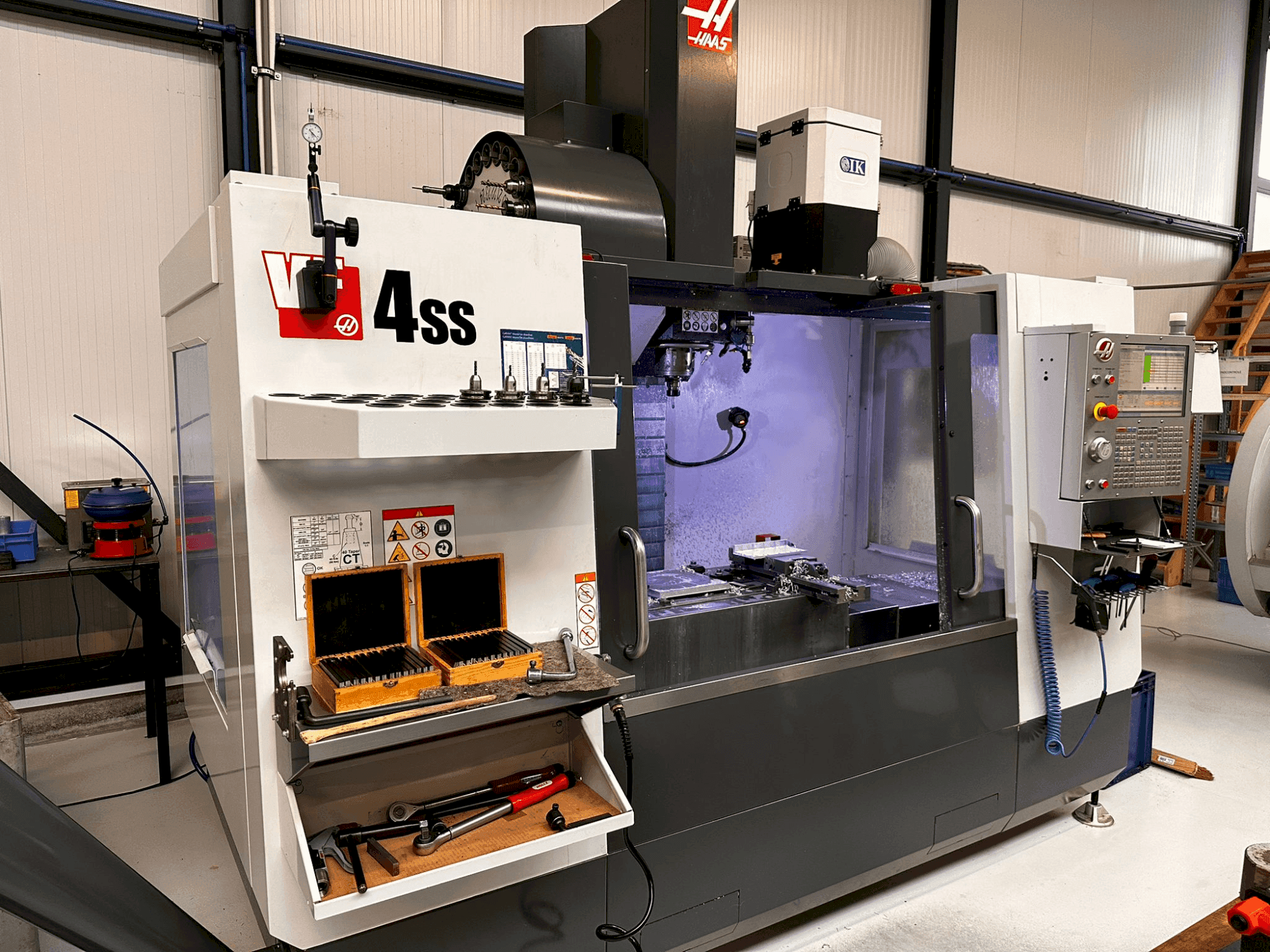 Mašīnas HAAS VF-4SS pretskats