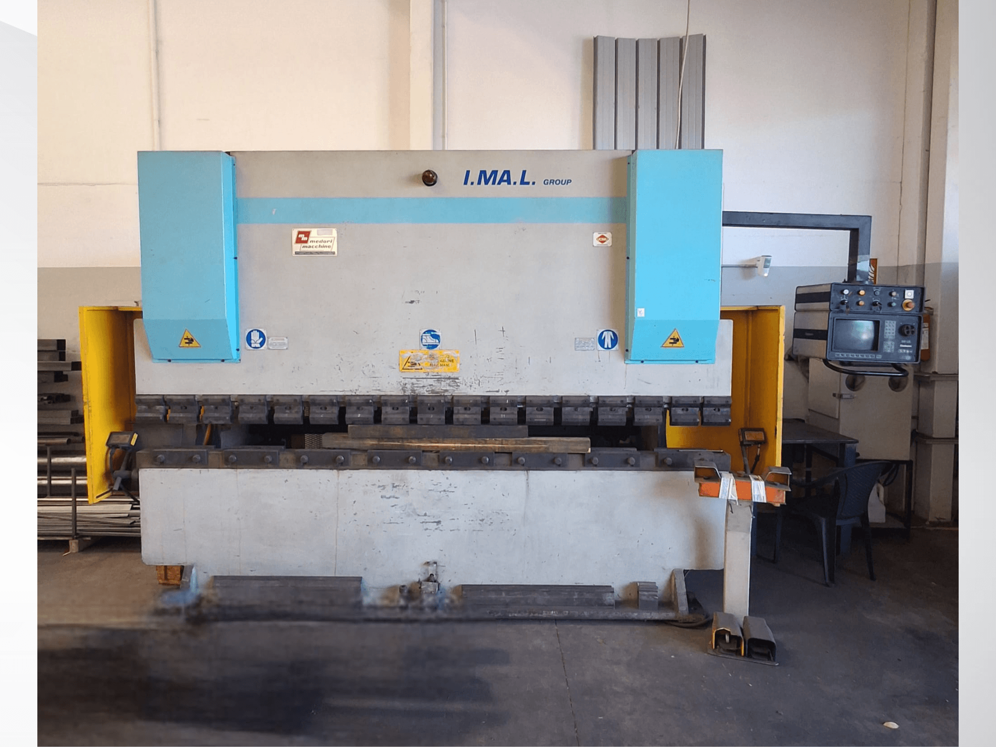 IMAL E3A 100/33 lieces preses priekšskats, kurā redzams vadības panelis, lieces instrumenti un drošības zīmes.