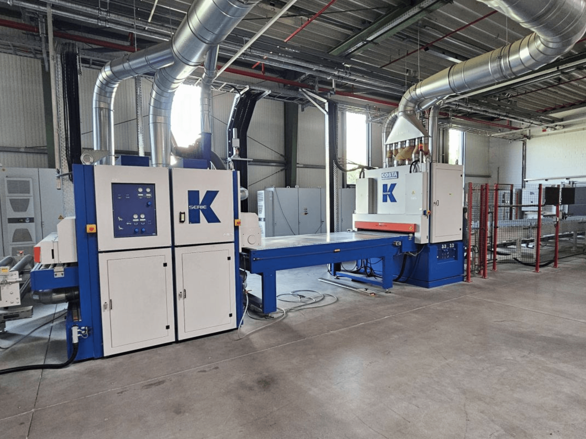 BURKLE EKMH 1300 laminēšanas preses priekšējais skats ar vadības paneli un lielu presēšanas plati rūpnieciskā vidē.