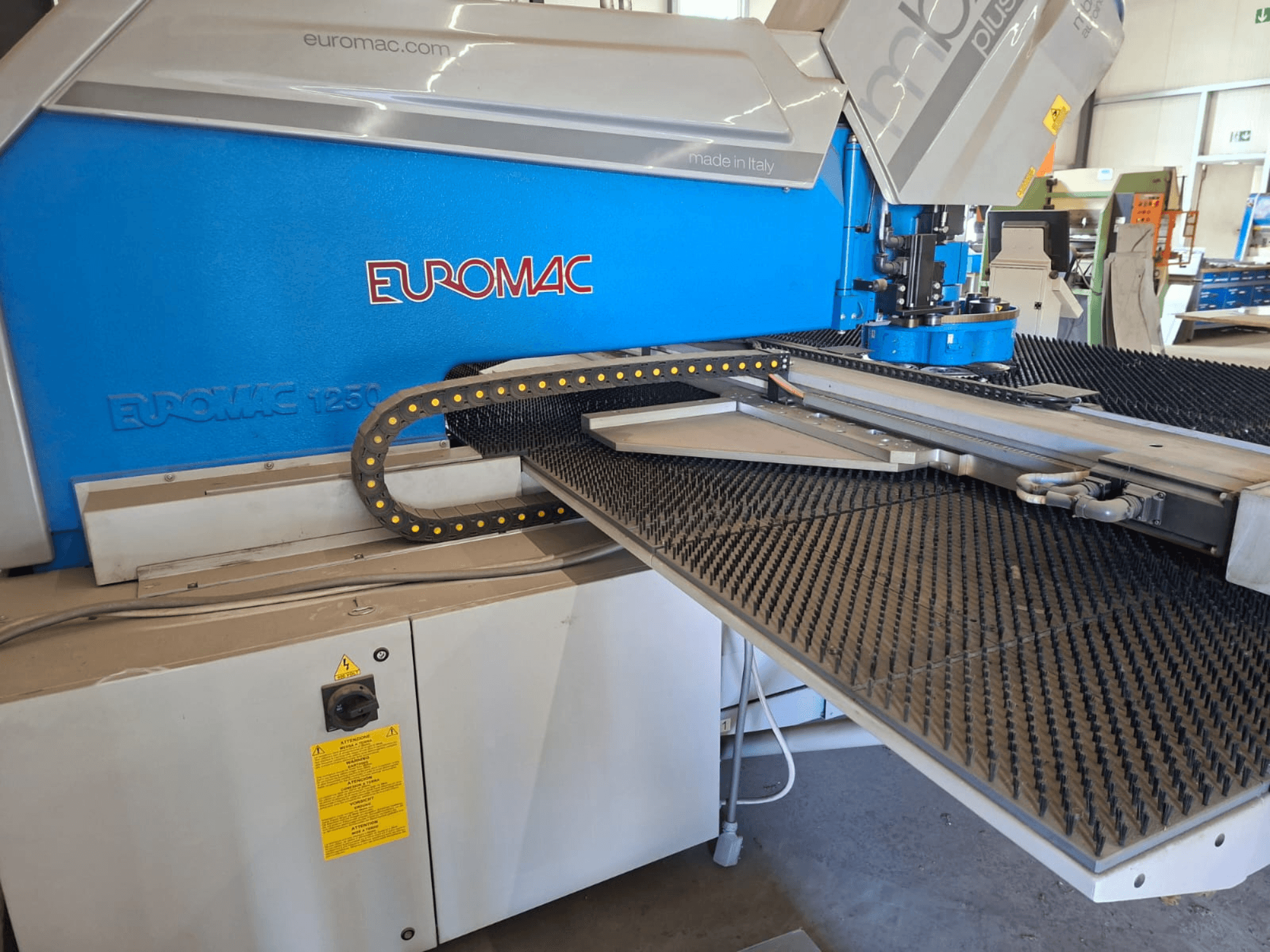 CNC caurumošanas iekārta Euromac MBX 6 Plus 1250/30-2250, priekšējais skats, kurā redzams vadības panelis un melnā gumijas virsma.
