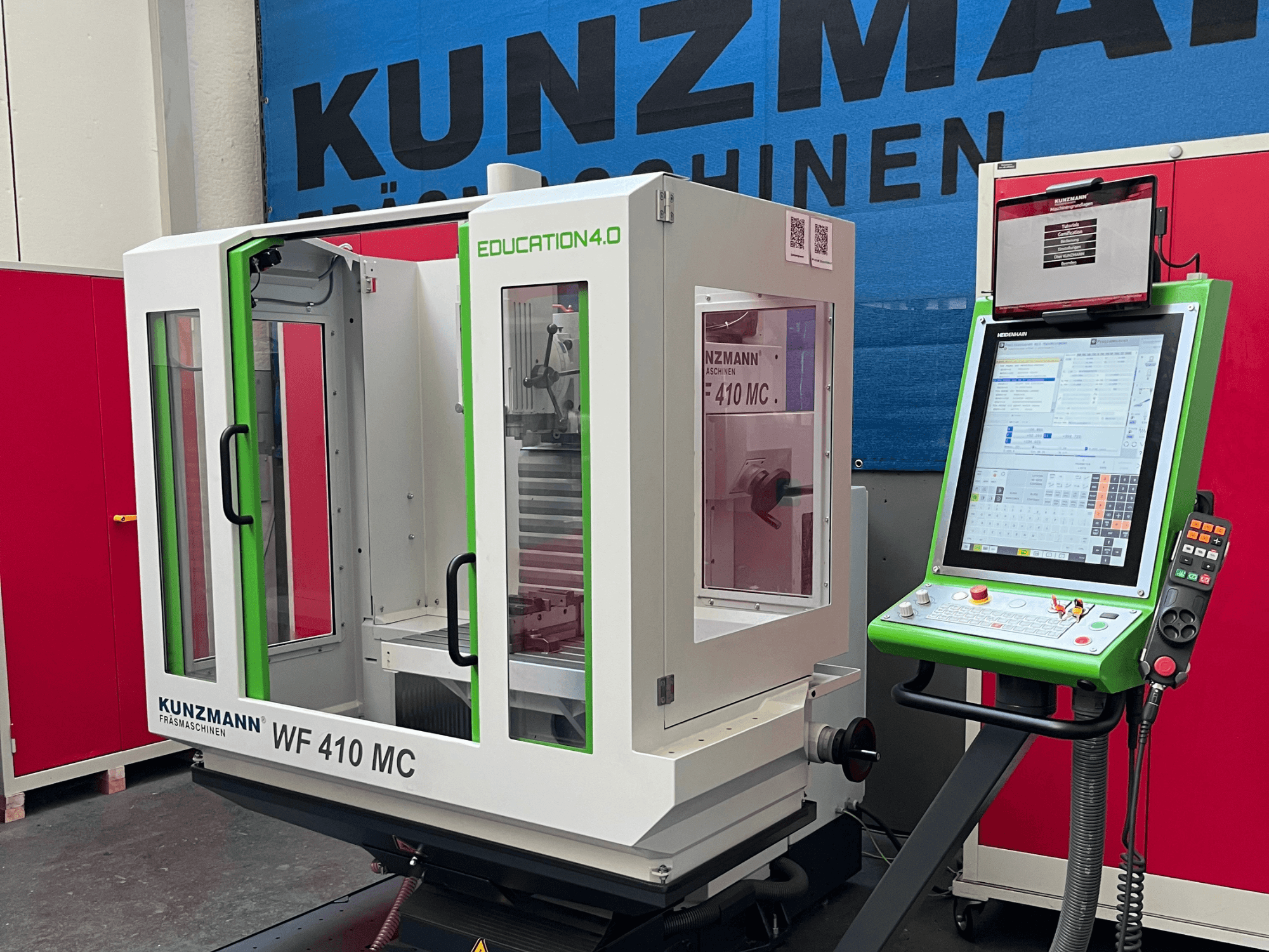 KUNZMANN WF 410 MC universālais apstrādes centrs, skats no priekšpuses, kurā redzami zaļie akcenti, caurspīdīgās durvis un vadības panelis.