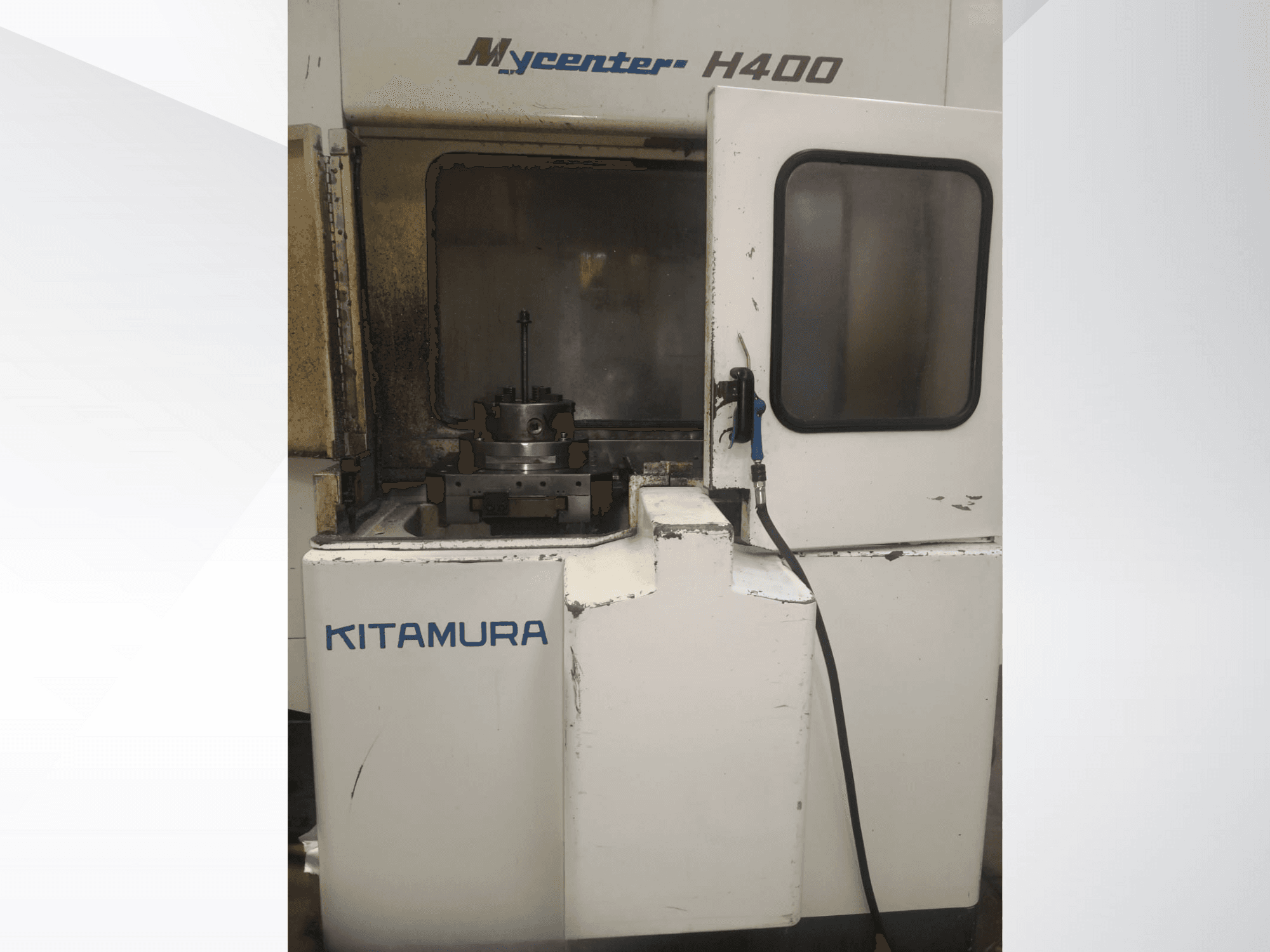 Kitamura Mycenter H400 CNC darbgalds, skats no priekšpuses, ar redzamu darba zonu un vadības paneli, ar lietošanas pazīmēm.