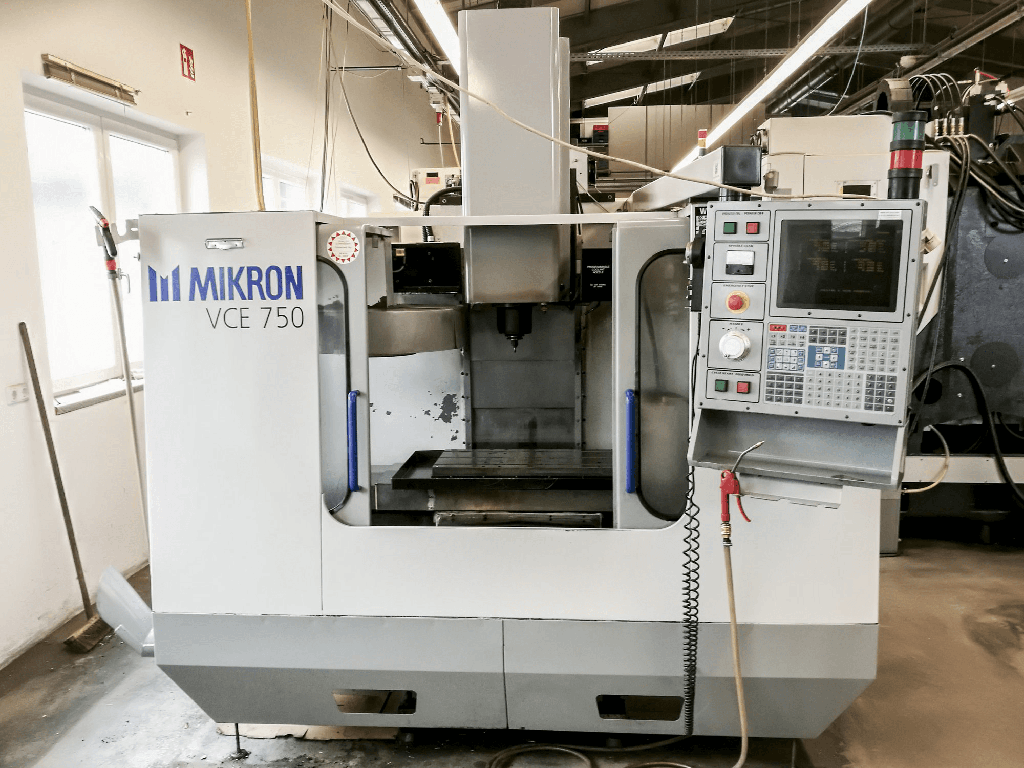 Mašīnas HAAS VCE 750 pretskats