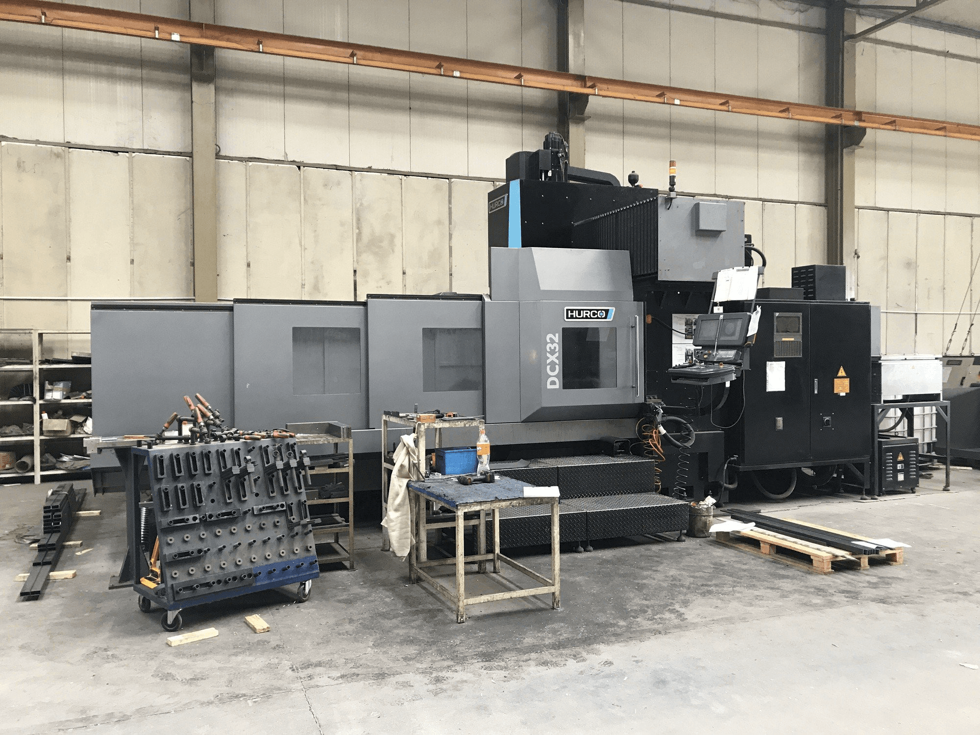 Mašīnas Hurco DCX32/50T pretskats