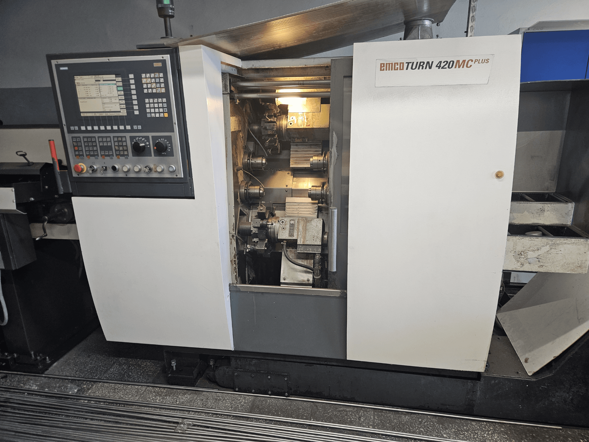 EMCO TURN 420 MC Plus daudzvērpstu mašīna, priekšējais skats, kurā redzams vadības panelis un iekšējās sastāvdaļas.