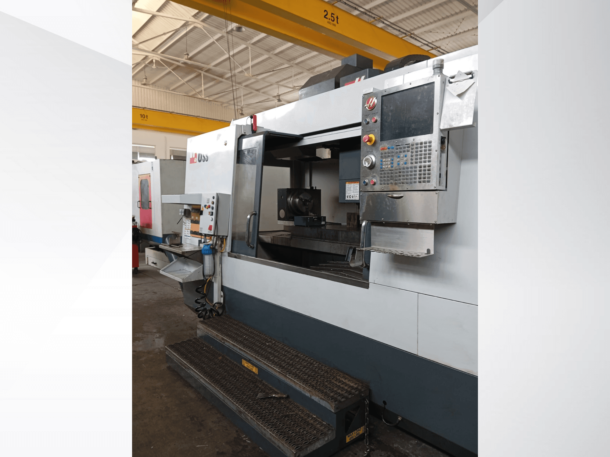 Haas CNC frēzmašīna, priekšējais skats, kurā redzams vadības panelis, darba zona un detalizēti piekļuves soļi.