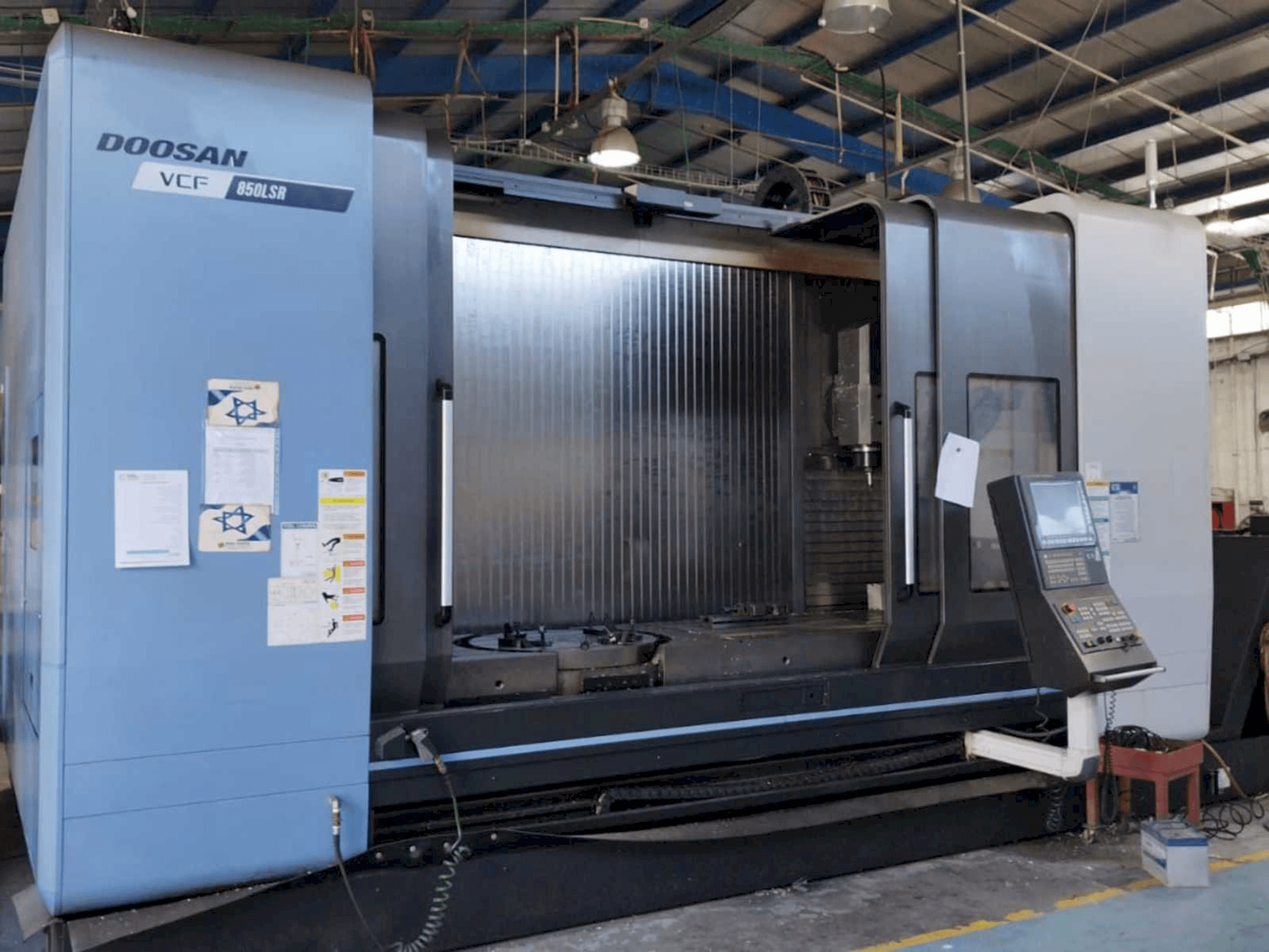 Mašīnas Doosan VCF 850LSR pretskats