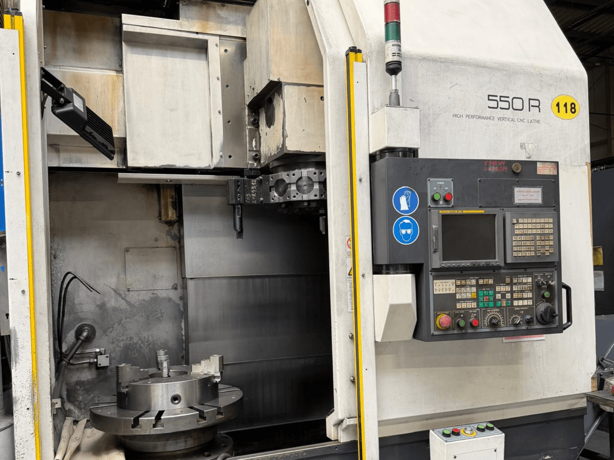 Augstas veiktspējas vertikālā CNC virpa 550 R, priekšējais skats, kurā redzams vadības panelis, rotējošais skavotājs un darbības komponenti.