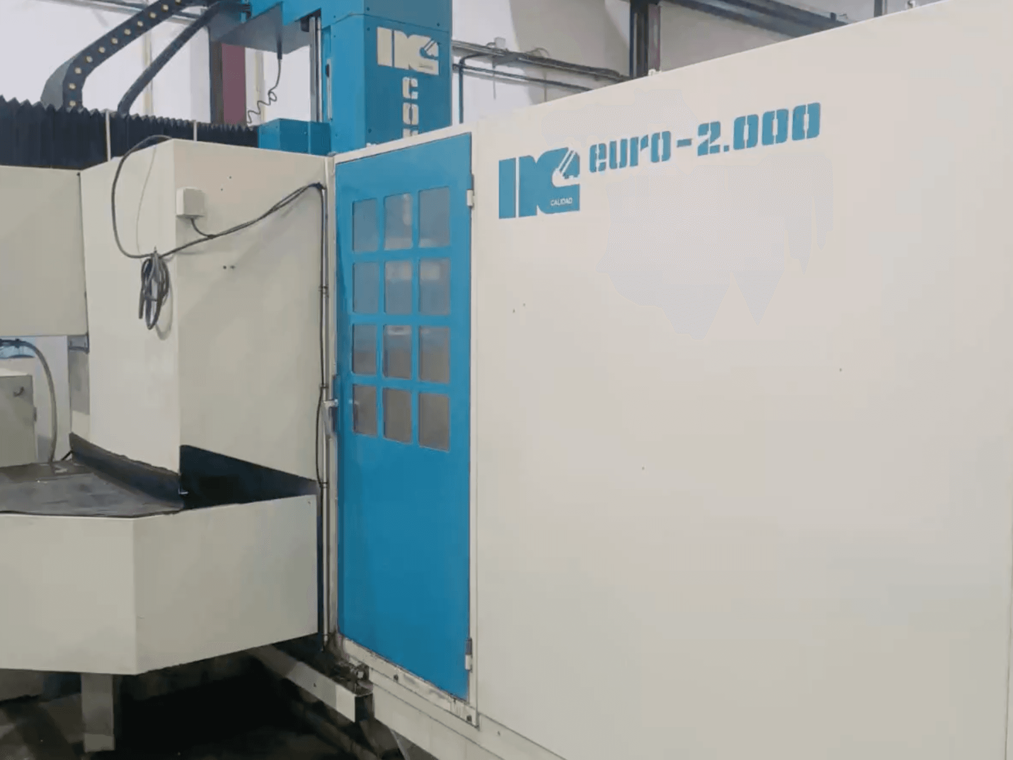 IK industriālā mašīna, Euro-2000 modelis, skatīts no priekšpuses, ar lielu frēzēšanas gultni un vadības paneli.