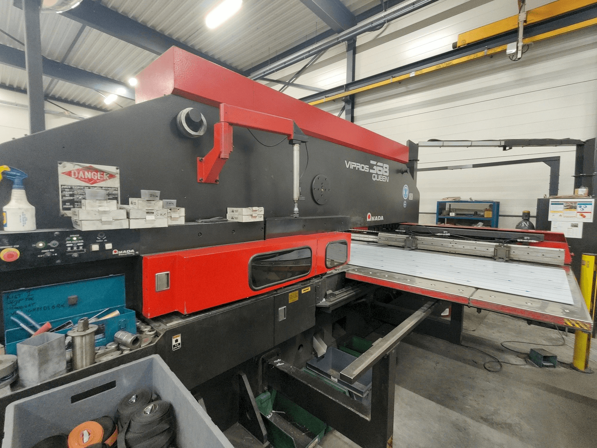 Mašīnas AMADA Vipros 357 Queen pretskats