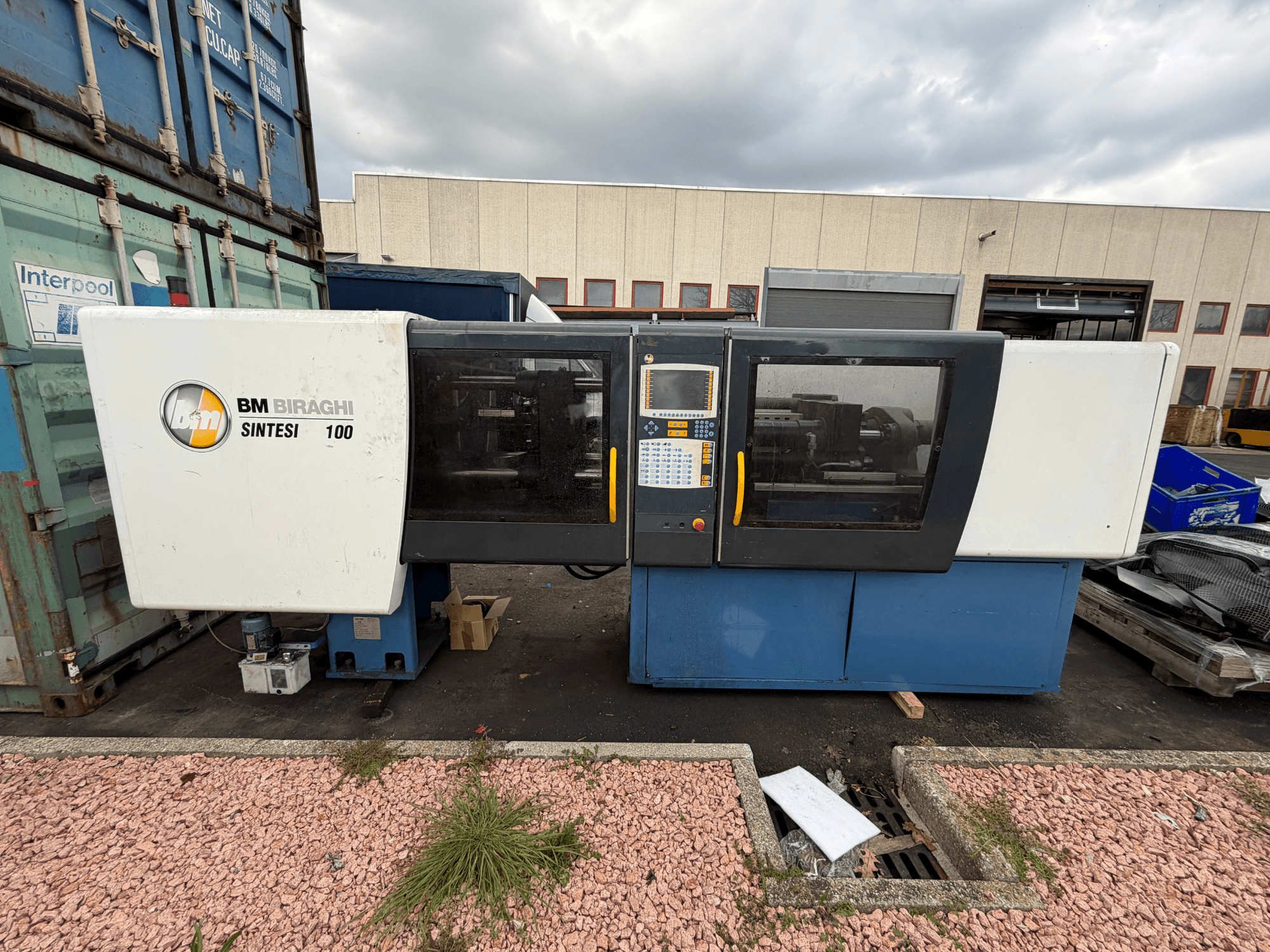 Negri Bossi BM BIRAGHI SINTESI 100 hidrauliskā iesmidzināšanas iekārta, skats no priekšpuses, demonstrē vadības paneli un darbības dizaina iezīmes.